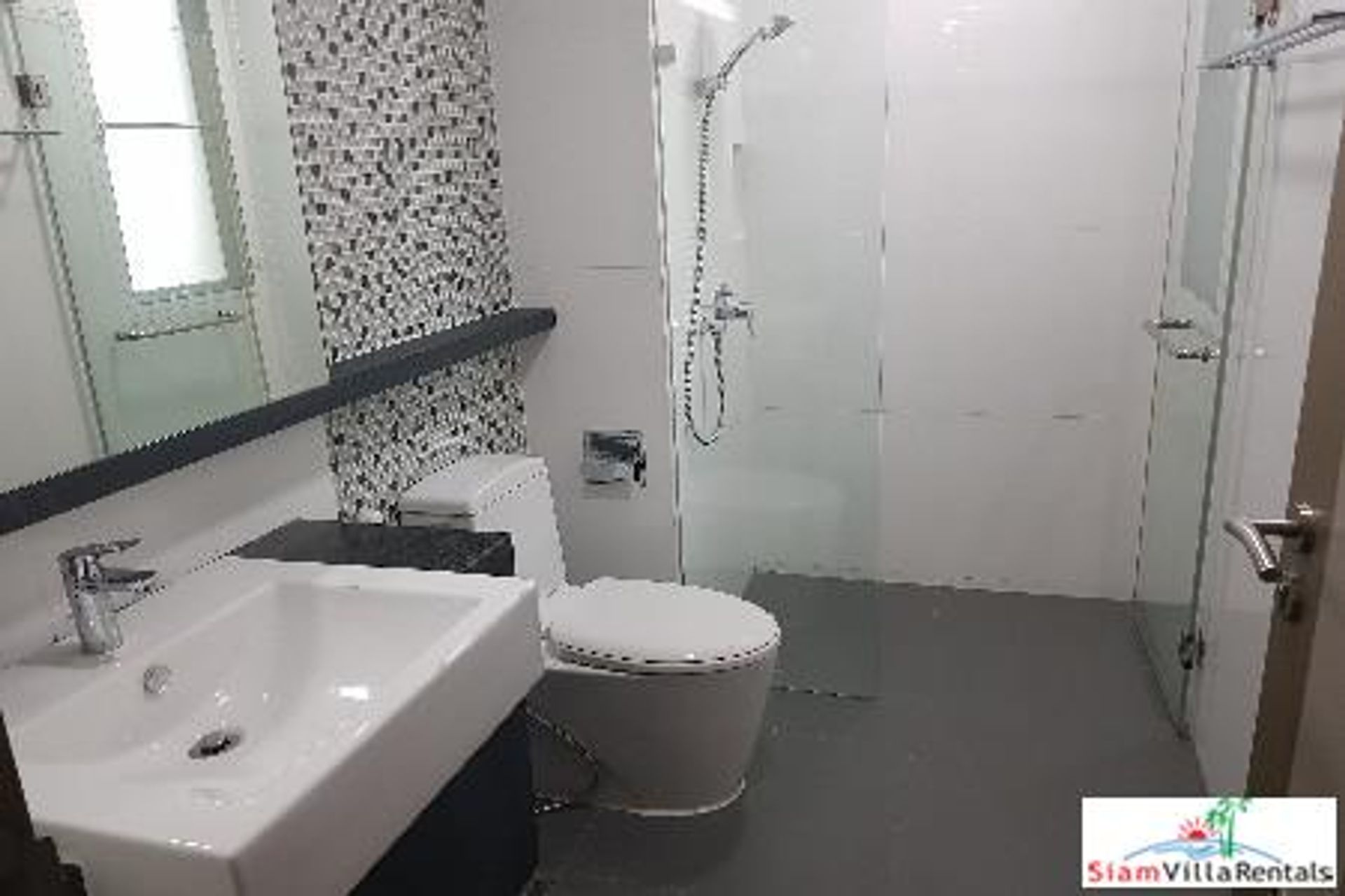 Condominium in Watthana, Krung Thep Maha Nakhon 11043542