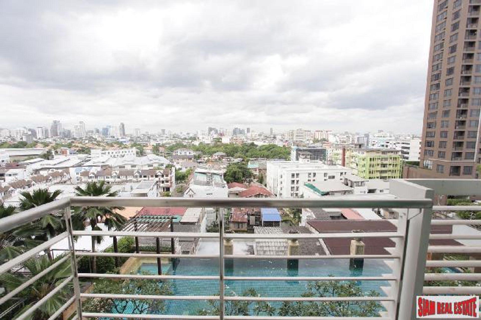 Condominium in Phra Khanong, Krung Thep Maha Nakhon 11043637