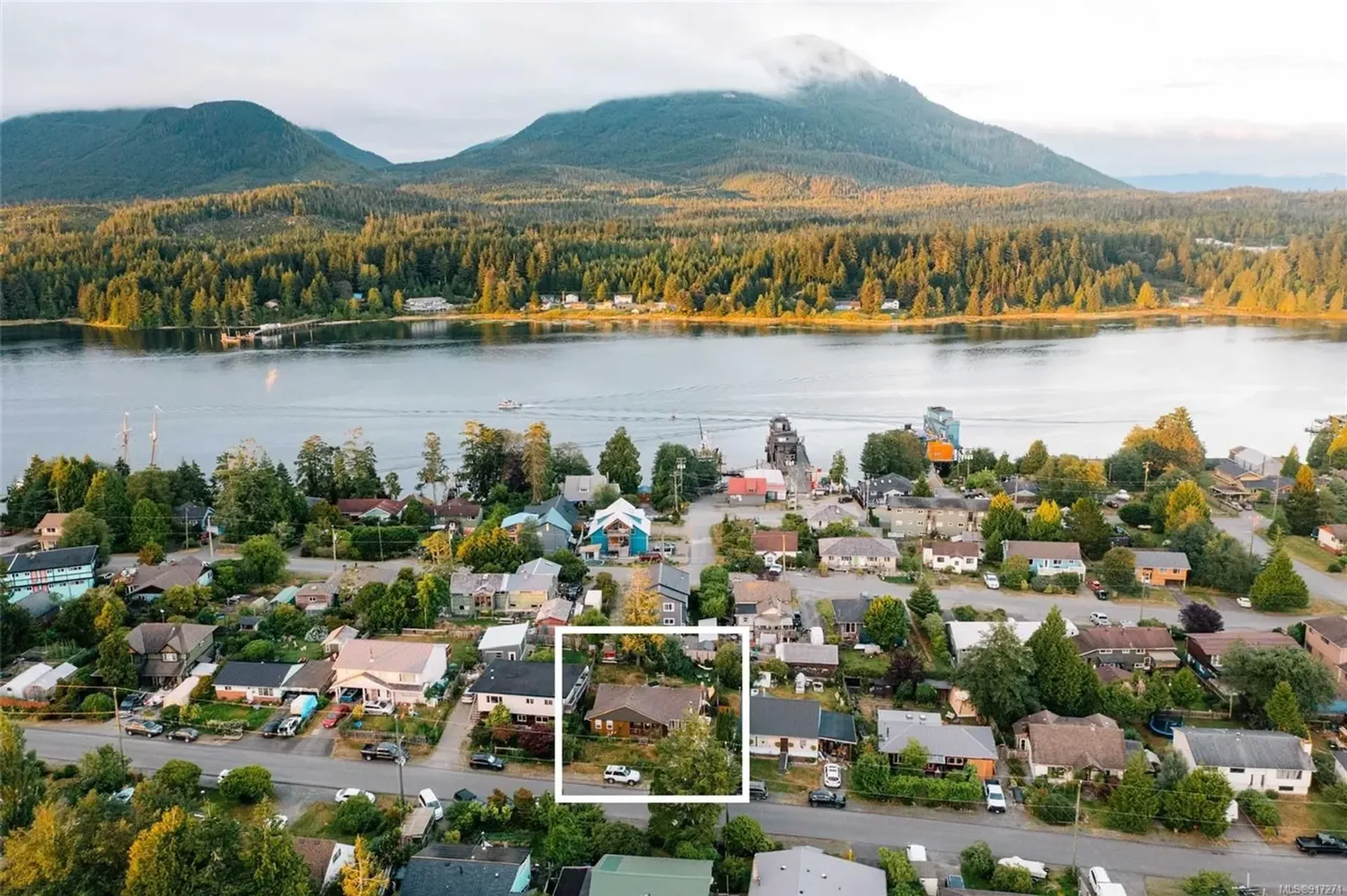 жилой дом в Ucluelet, British Columbia 11044698