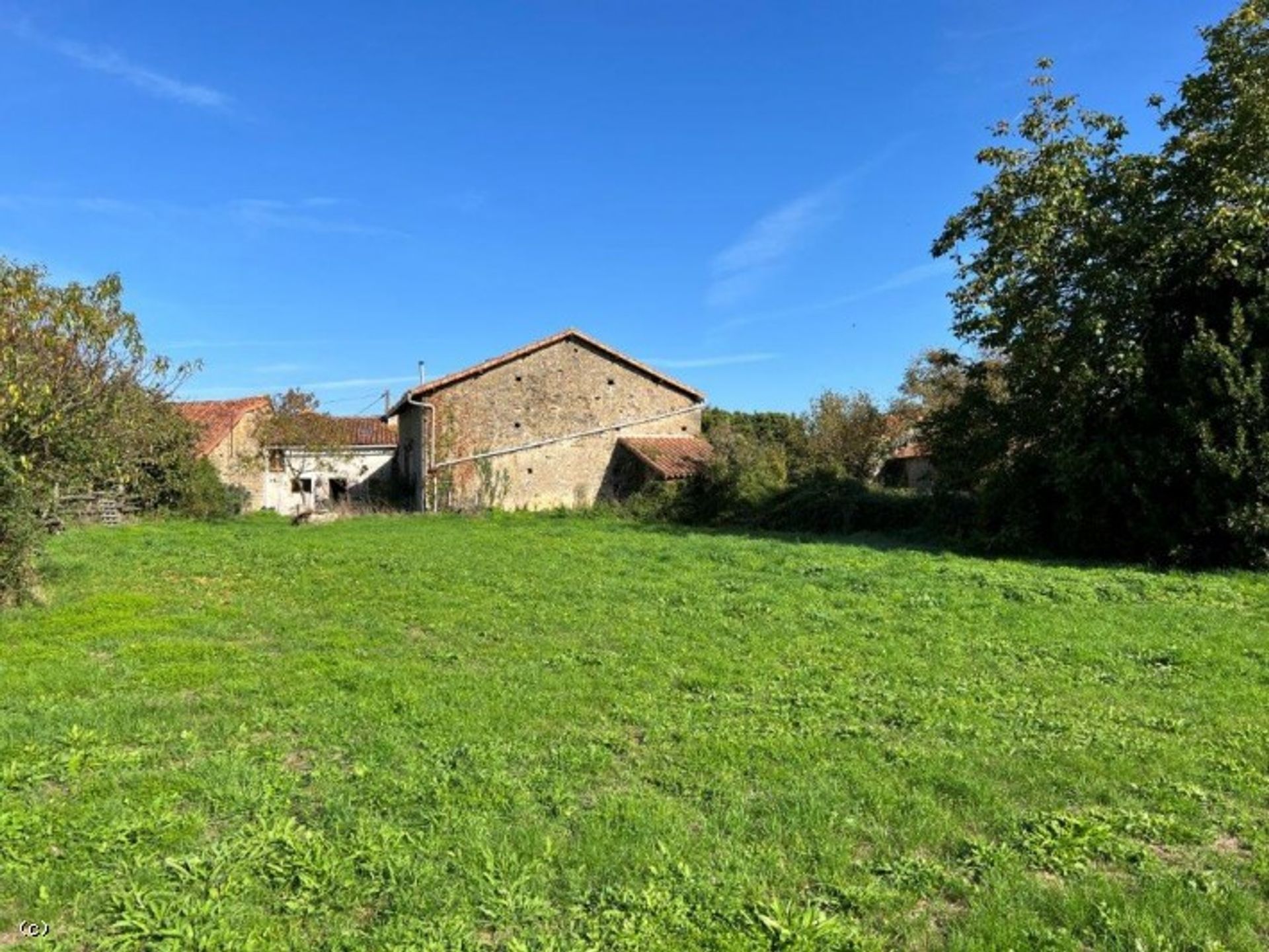 Hus i Saint-Claud, Nouvelle-Aquitaine 11044701