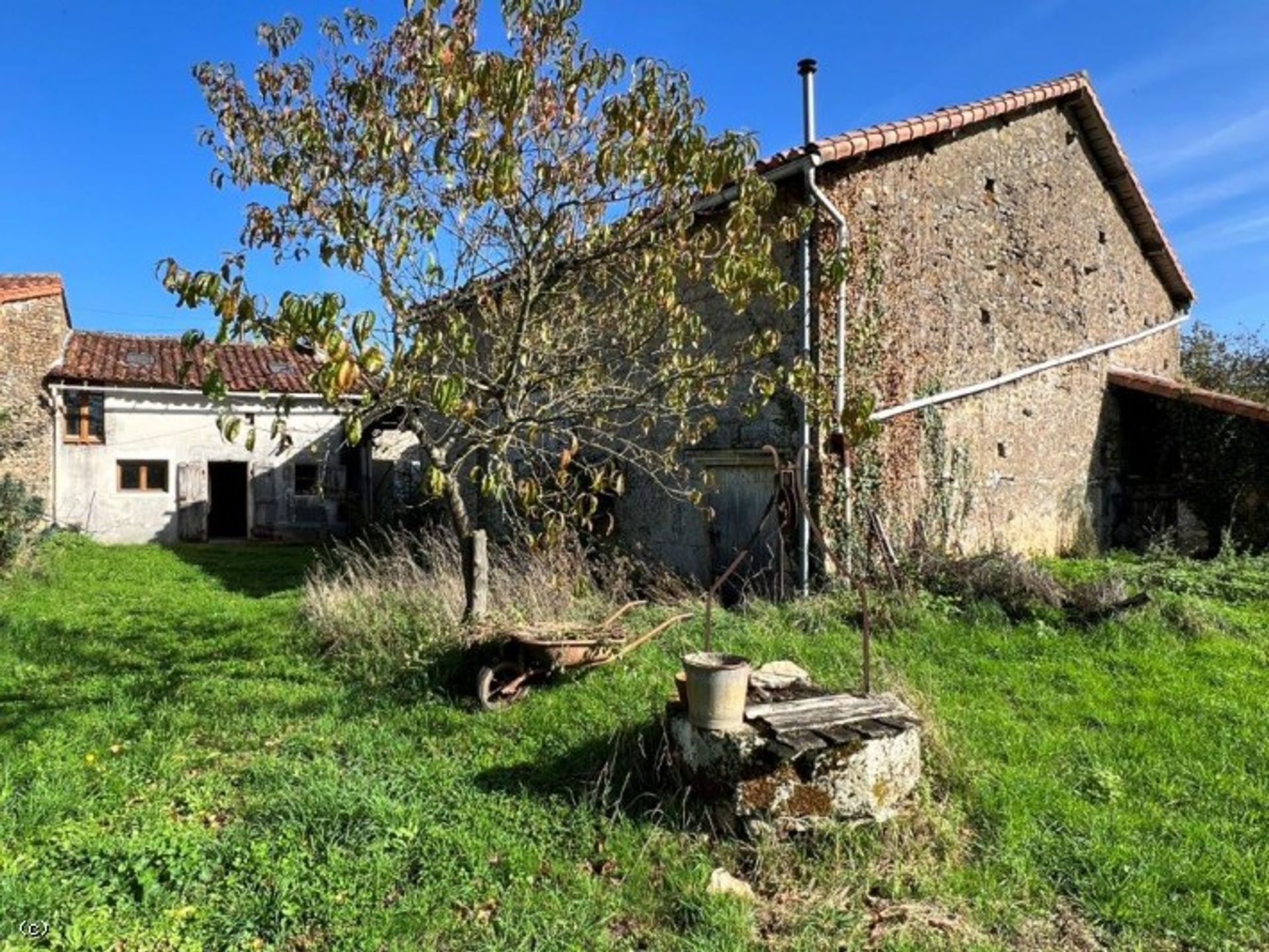 Rumah di Saint-Claud, Nouvelle-Aquitaine 11044701