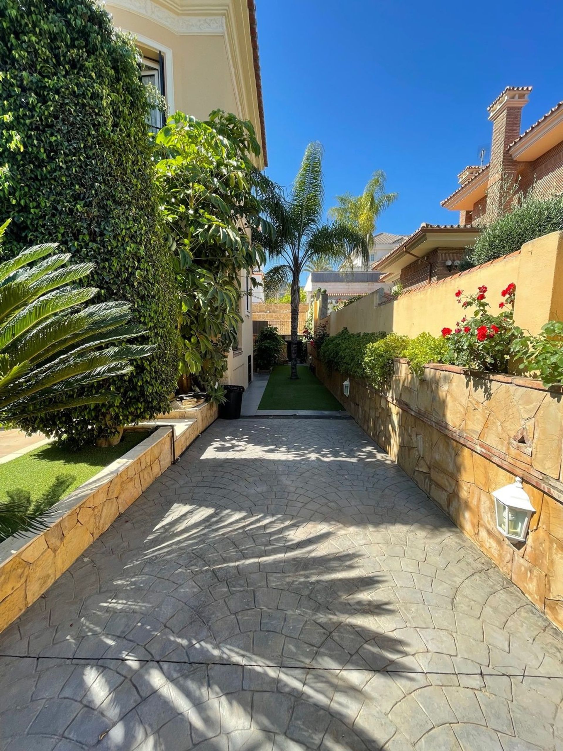 House in Alhaurin de la Torre, Andalusia 11047105