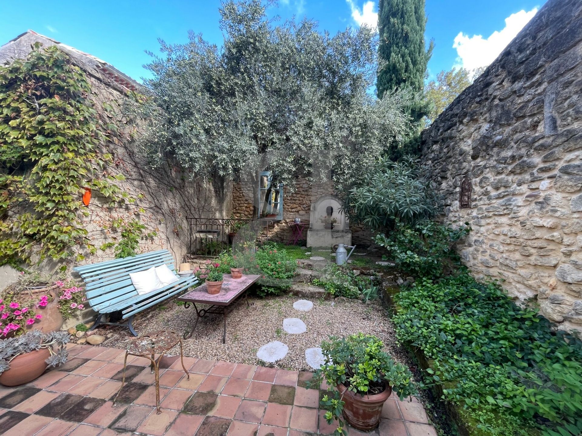 Будинок в Sainte-Cécile-les-Vignes, Provence-Alpes-Côte d'Azur 11049731