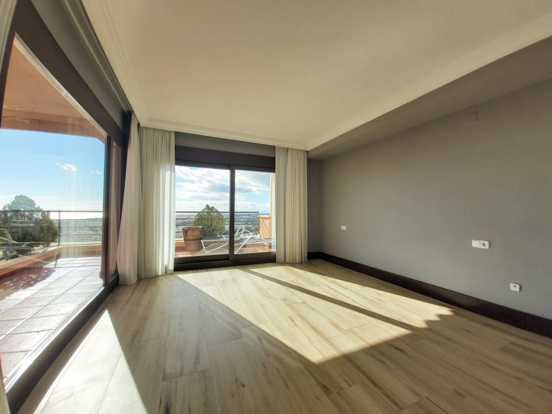 Condominium in Marbella, Andalucía 11049926