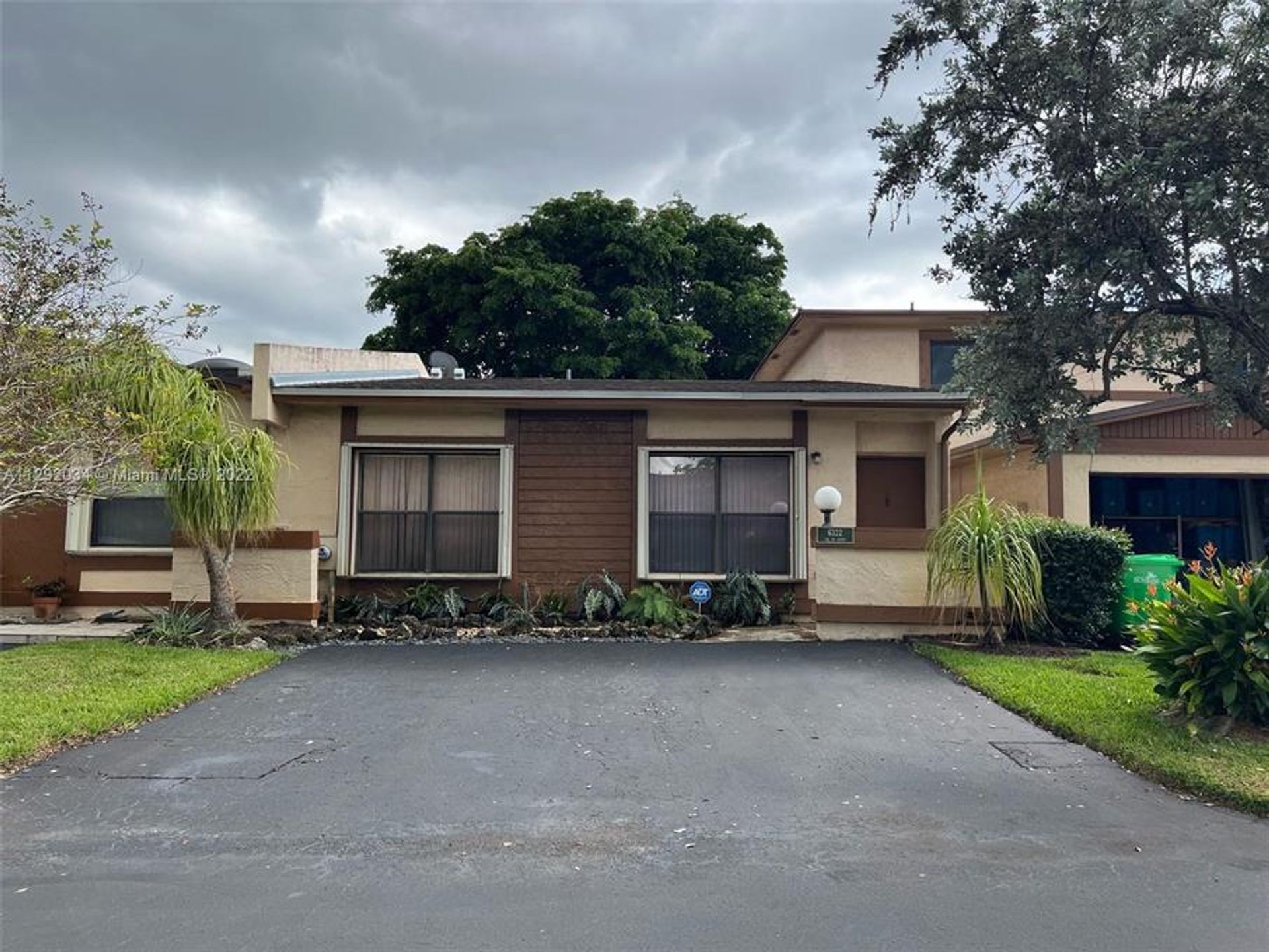 קוֹנדוֹמִינִיוֹן ב Lauderhill, Florida 11054896