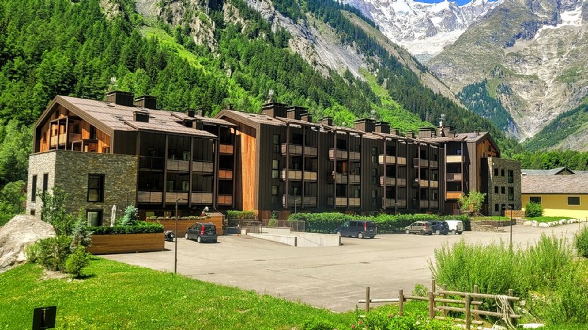 Condominium in La Saxe, Valle d'Aosta 11057435