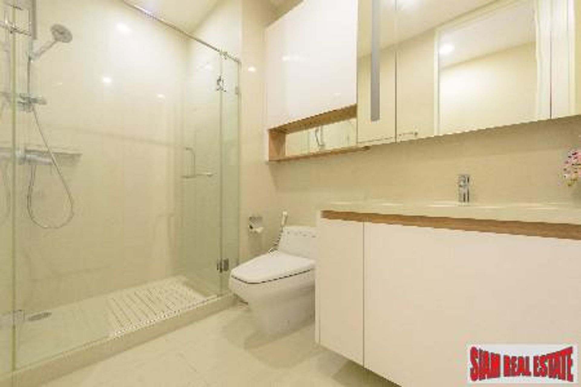 Condominium in Pathum Wan, Krung Thep Maha Nakhon 11063694