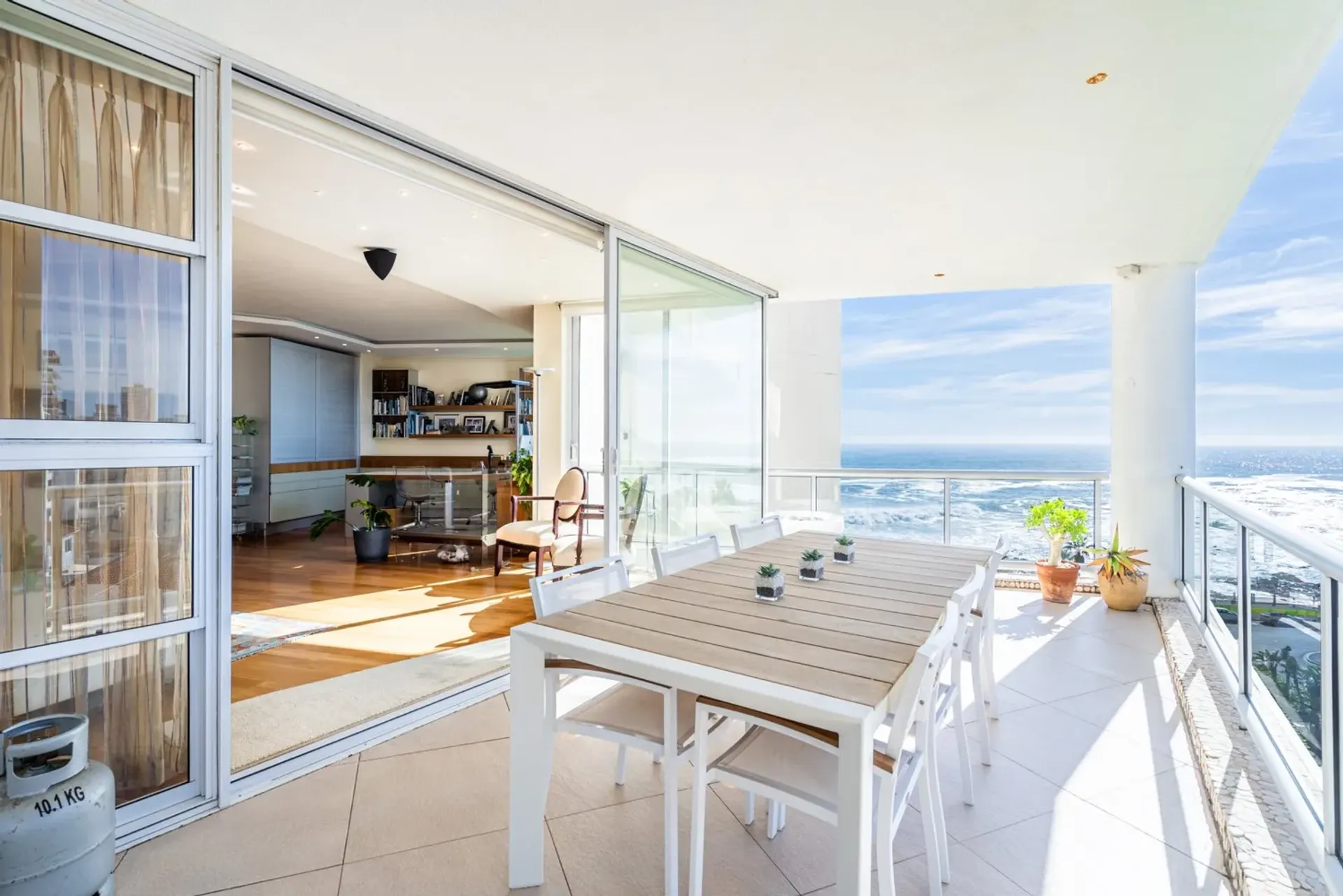 Condominium in Cape Town, 302 Beach Road 11065103