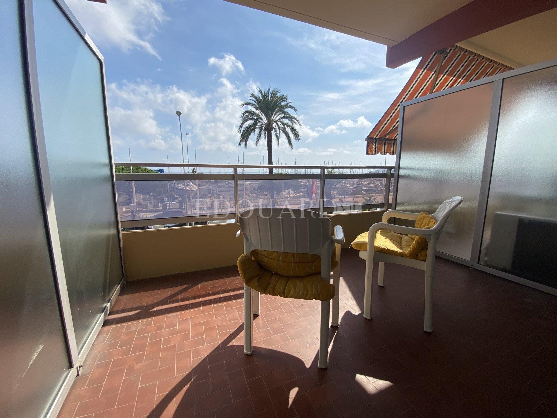 Condominium in Menton, Provence-Alpes-Côte d'Azur 11068813