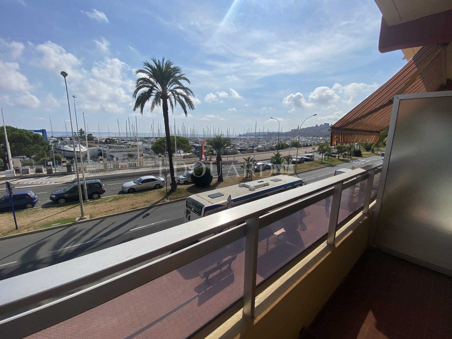 Condominium in Menton, Provence-Alpes-Côte d'Azur 11068813