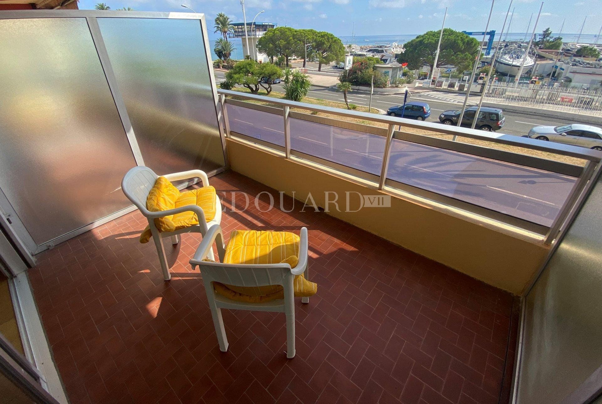 Condominium in Menton, Provence-Alpes-Cote d'Azur 11068813