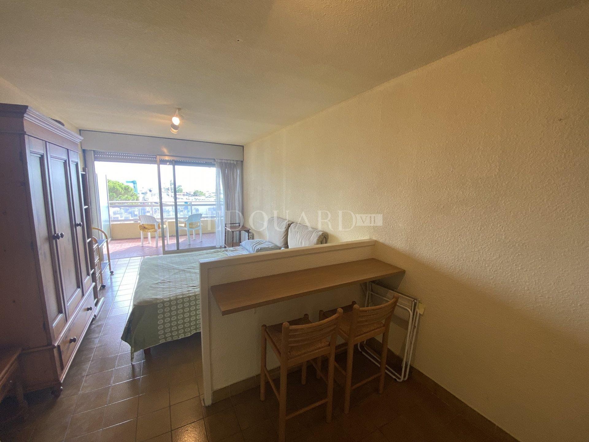 Condominium in Menton, Provence-Alpes-Côte d'Azur 11068813