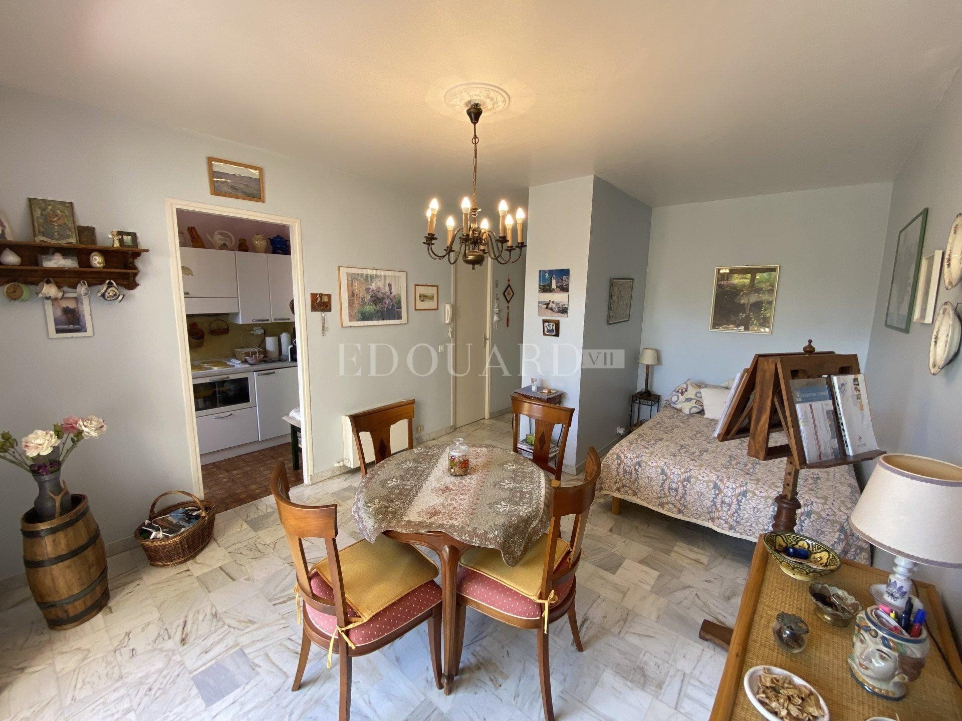 Condominium in Auriol, Provence-Alpes-Côte d'Azur 11068829