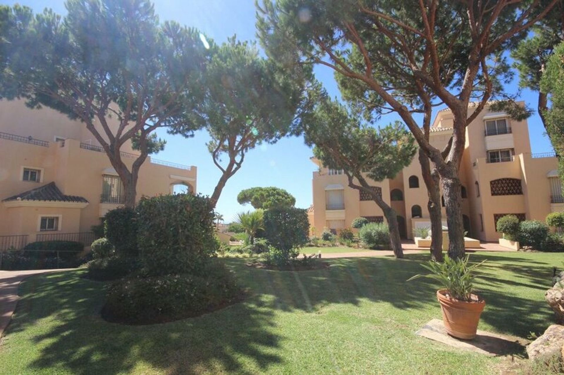 Condominium in Marbella, Andalucía 11074778