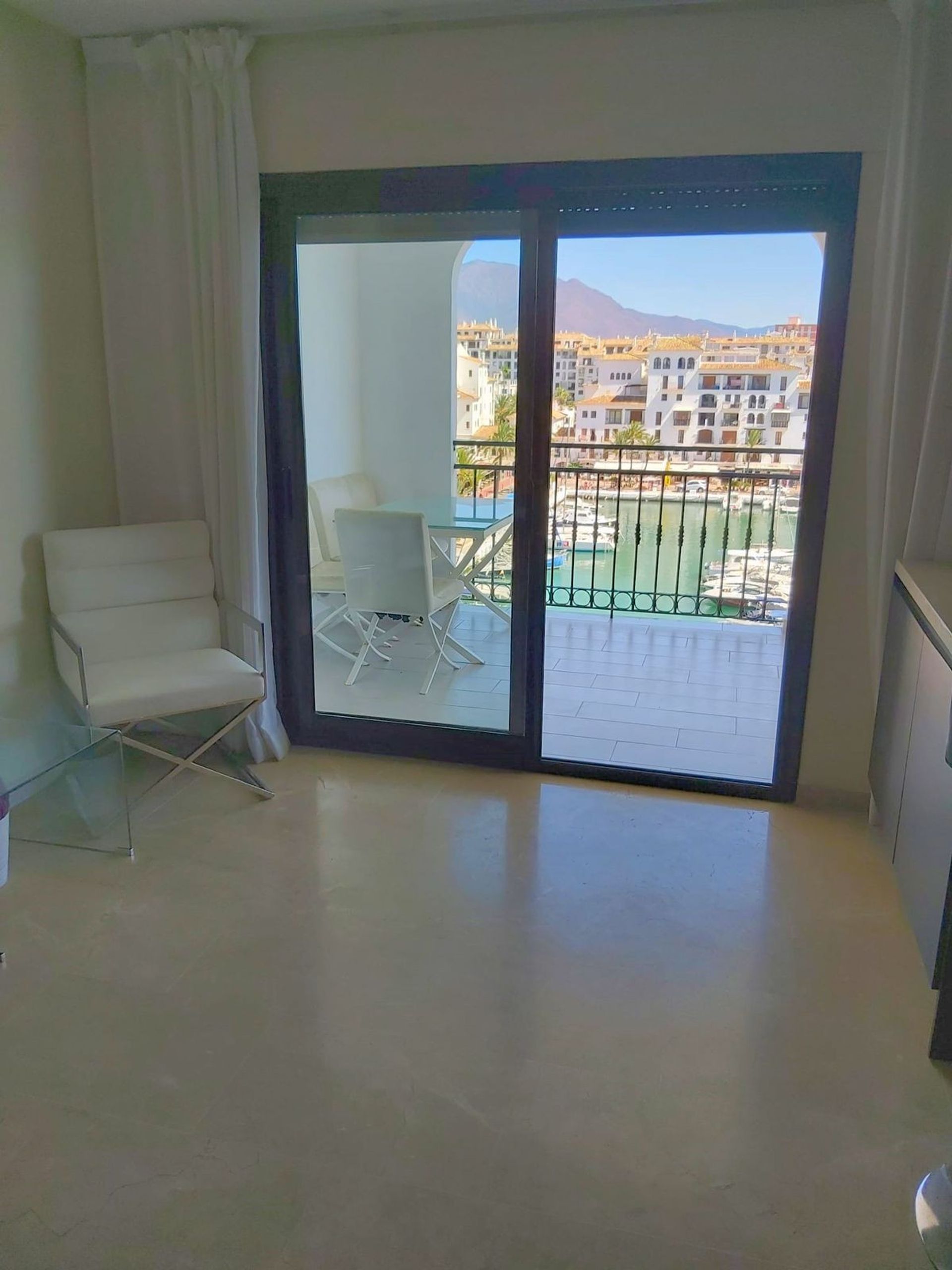 Condominium in Puerto de la Duquesa, Andalusia 11078080