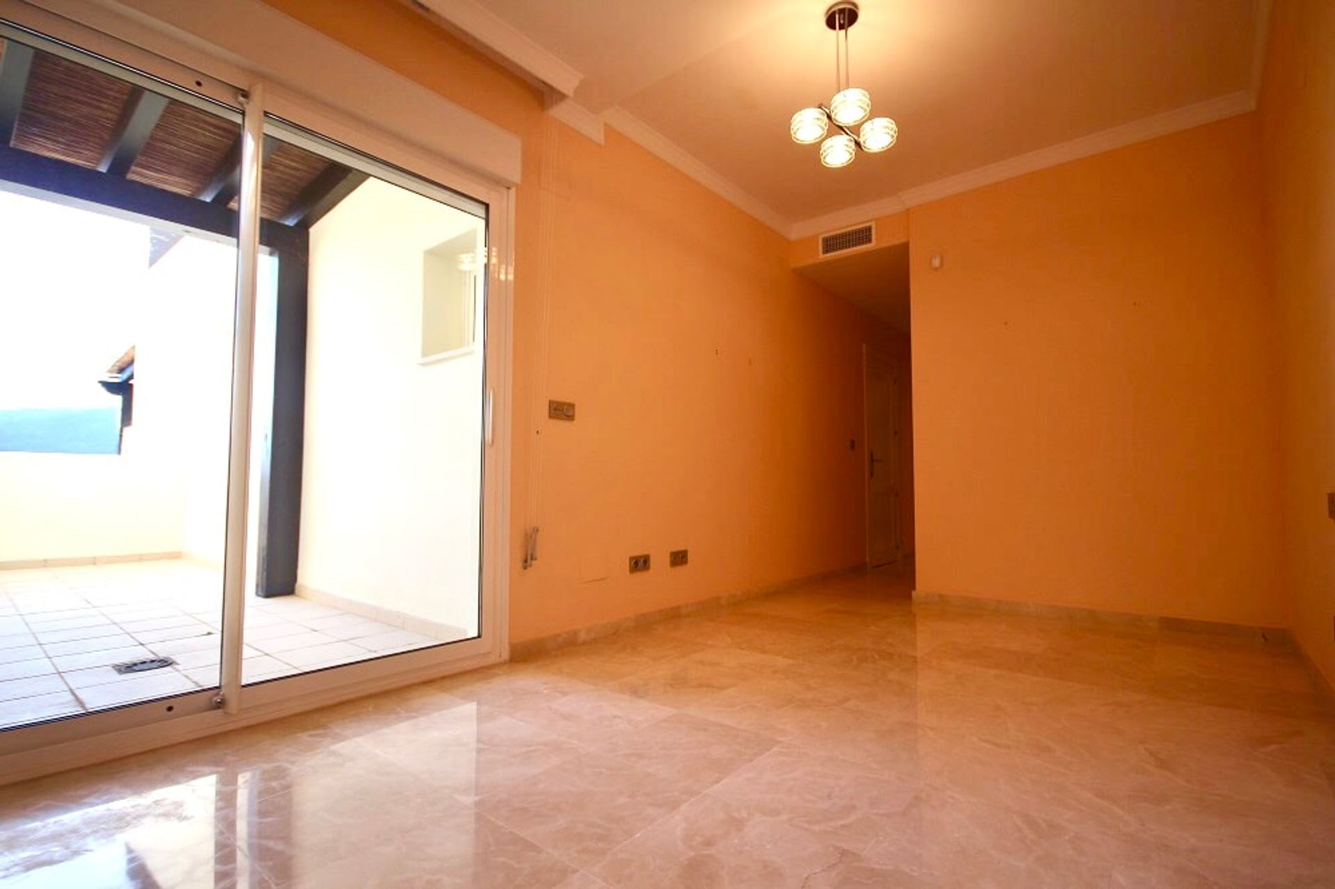 Condominium in San Roque, Andalucía 11082129