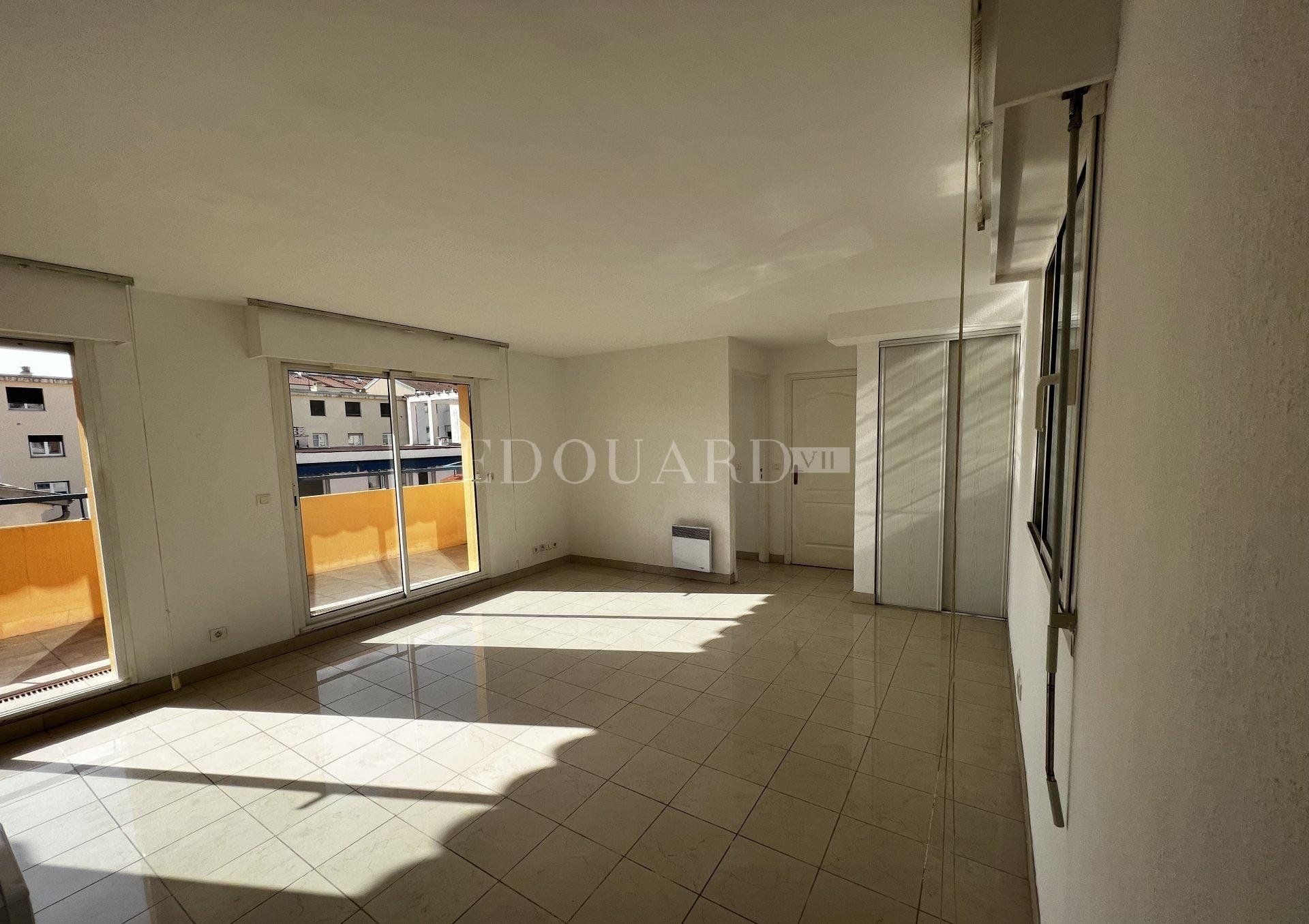 Condominium in Menton, Provence-Alpes-Cote d'Azur 11100168