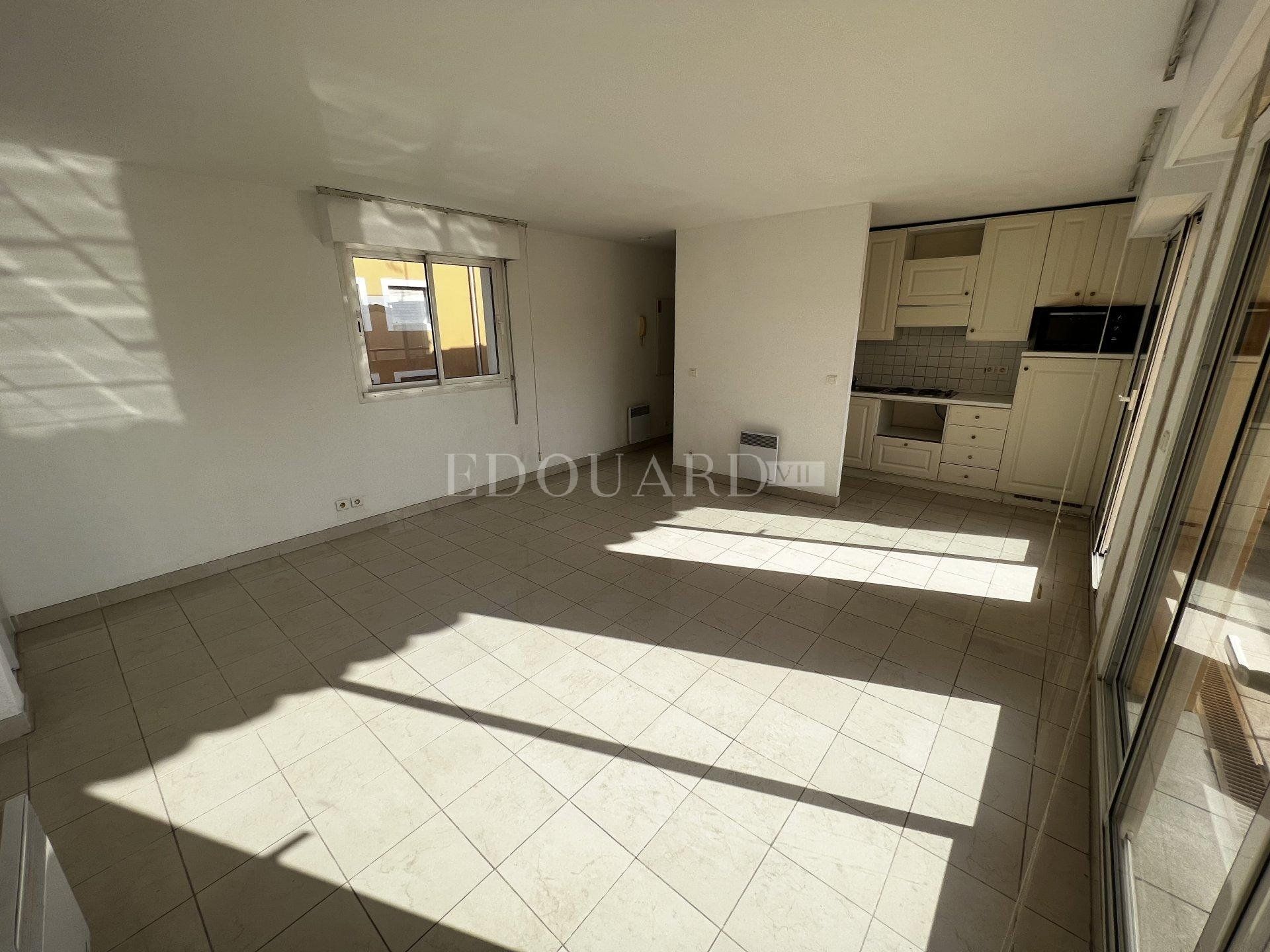 Condominium in Menton, Provence-Alpes-Cote d'Azur 11100168