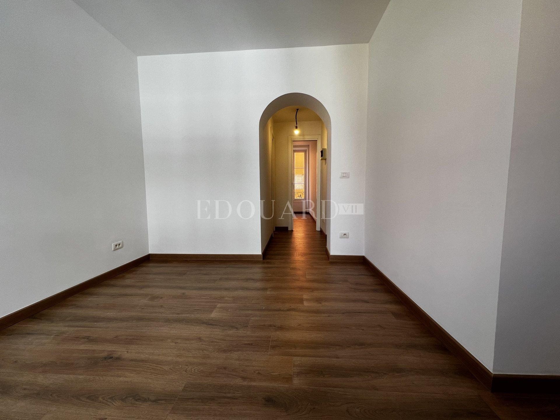 Condominium in Menton, Provence-Alpes-Cote d'Azur 11103512