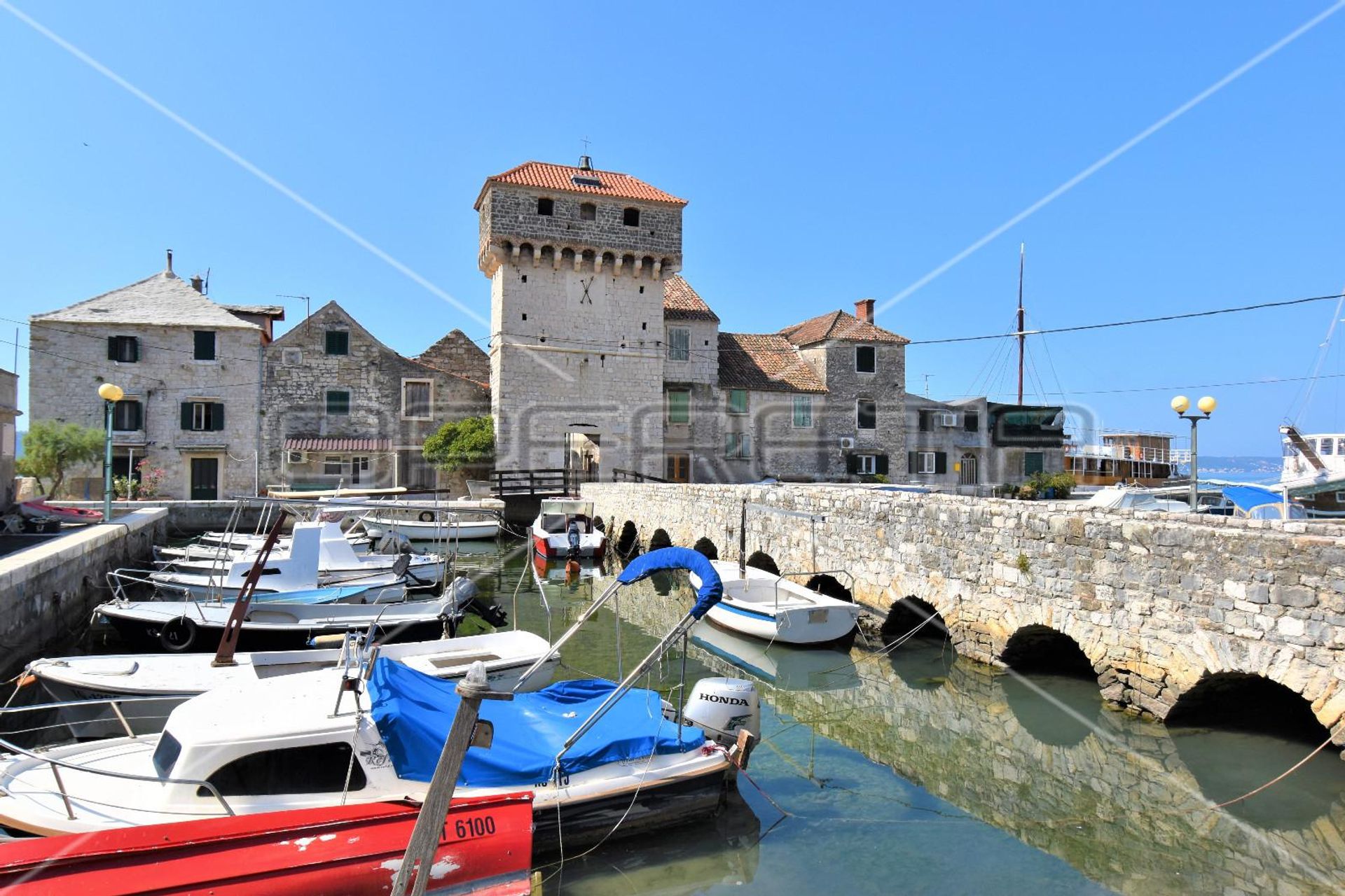 Hus i Kaštel Gomilica, Splitsko-dalmatinska županija 11108649