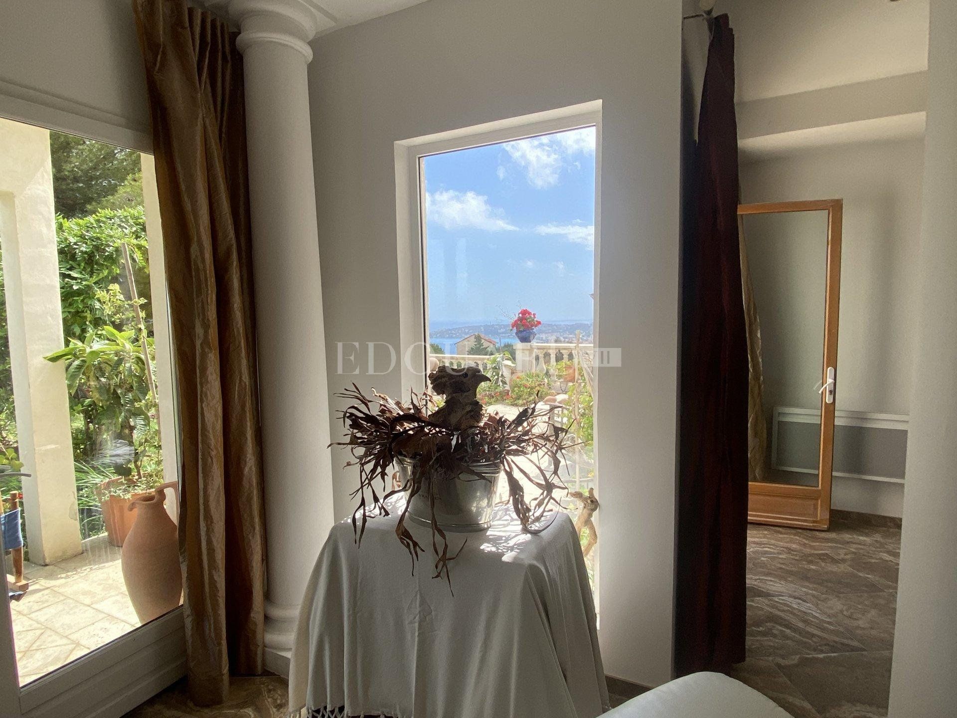 Condominium in Menton, Provence-Alpes-Côte d'Azur 11116473