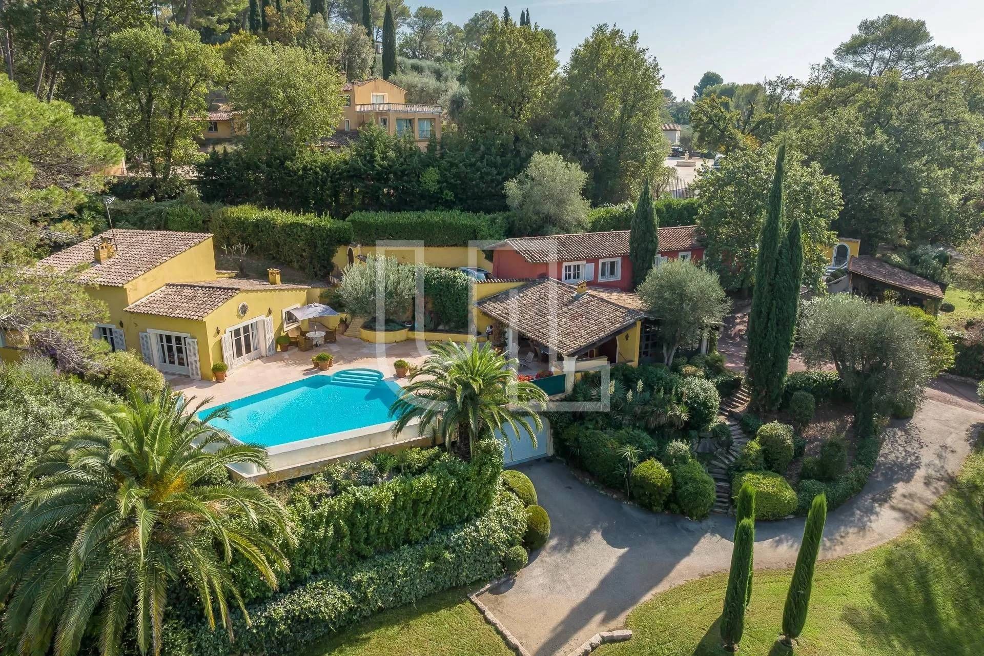 Talo sisään Mougins, Provence-Alpes-Côte d'Azur 11118722