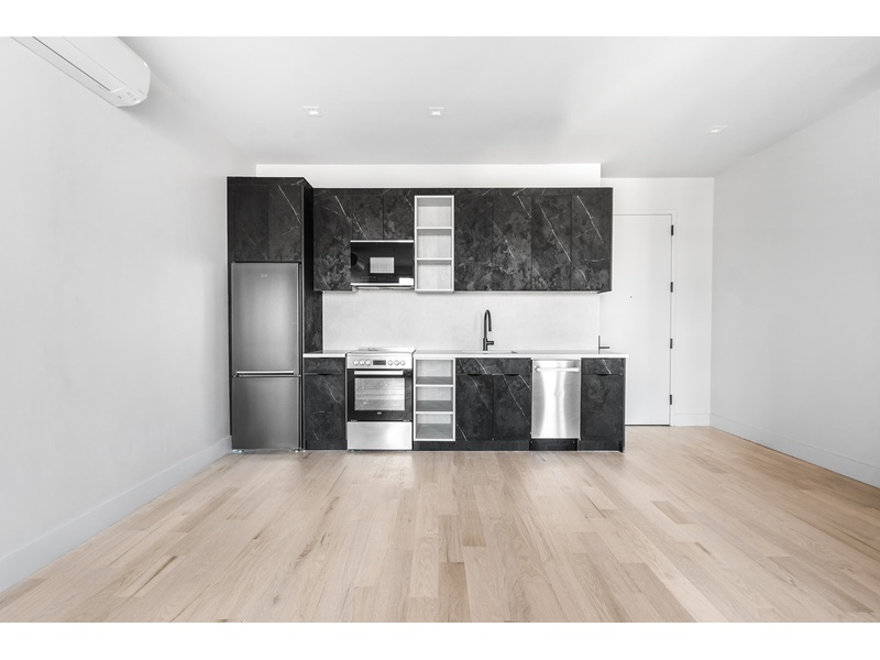 Condominium in , New York 11121028