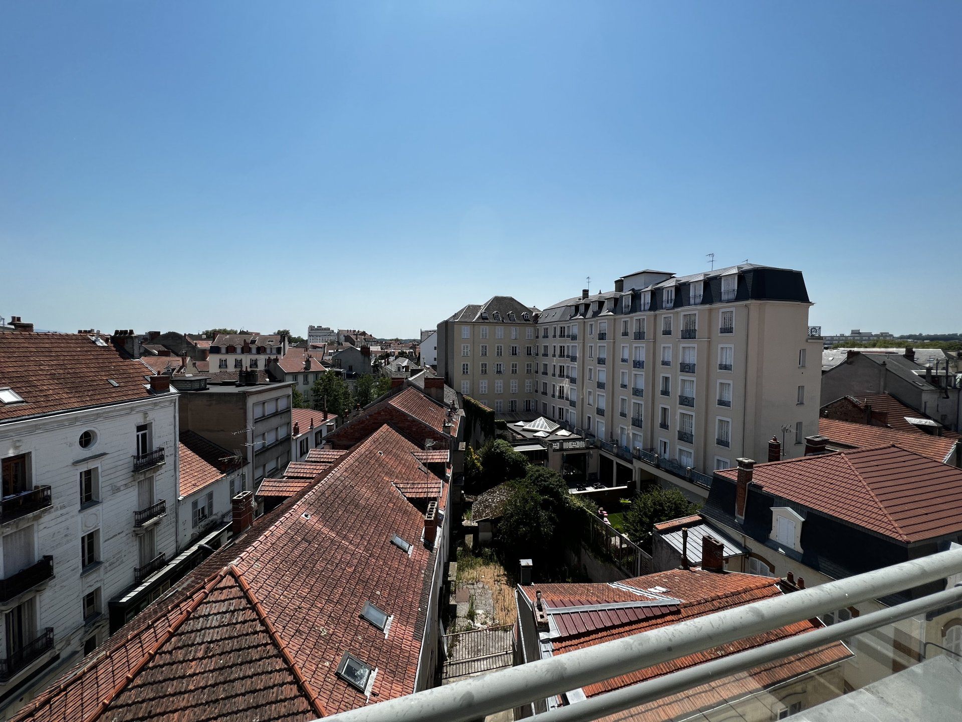 Condominium in Vichy, Allier 11121382