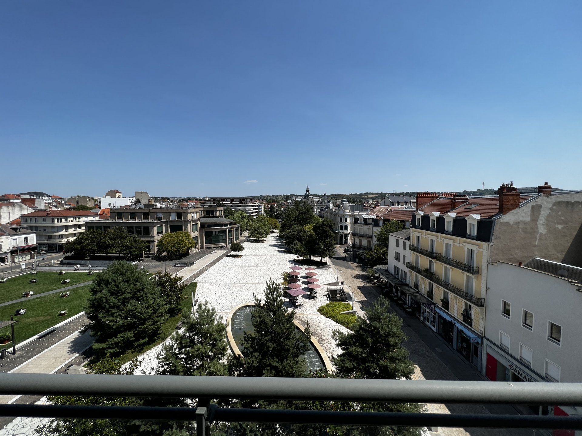 Condominium in Vichy, Allier 11121382