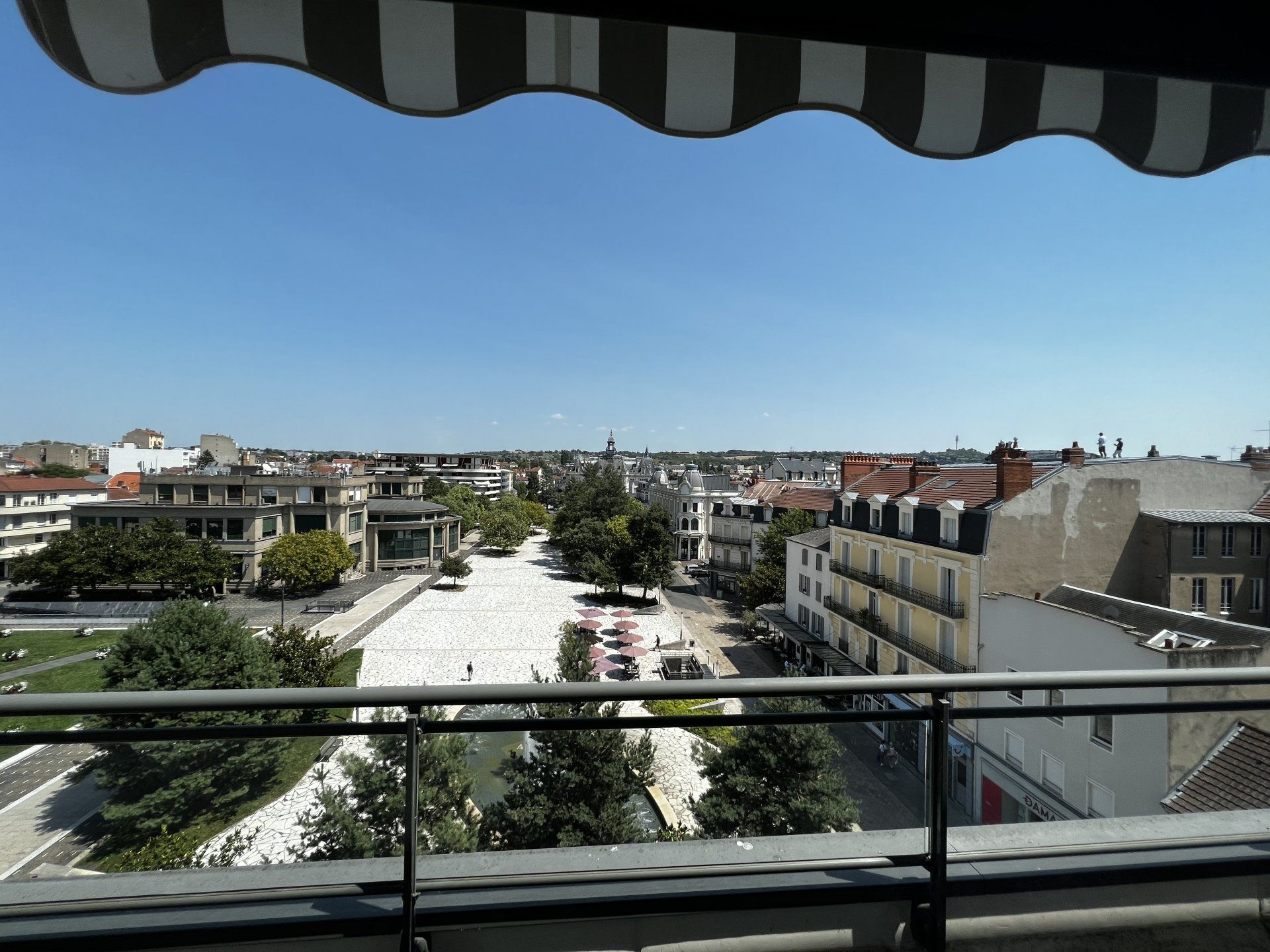 Condominium in Vichy, Allier 11121382