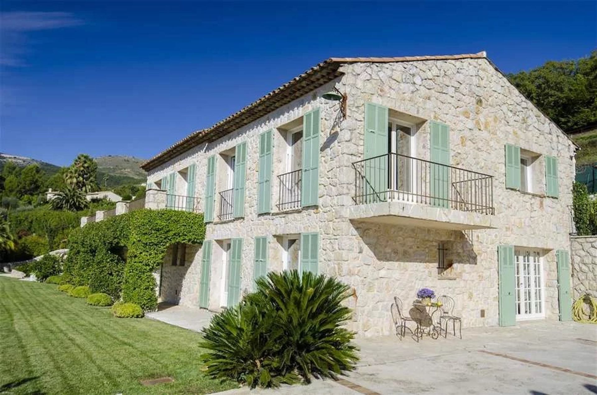 بيت في Tourrettes-sur-Loup, Alpes-Maritimes 11122669