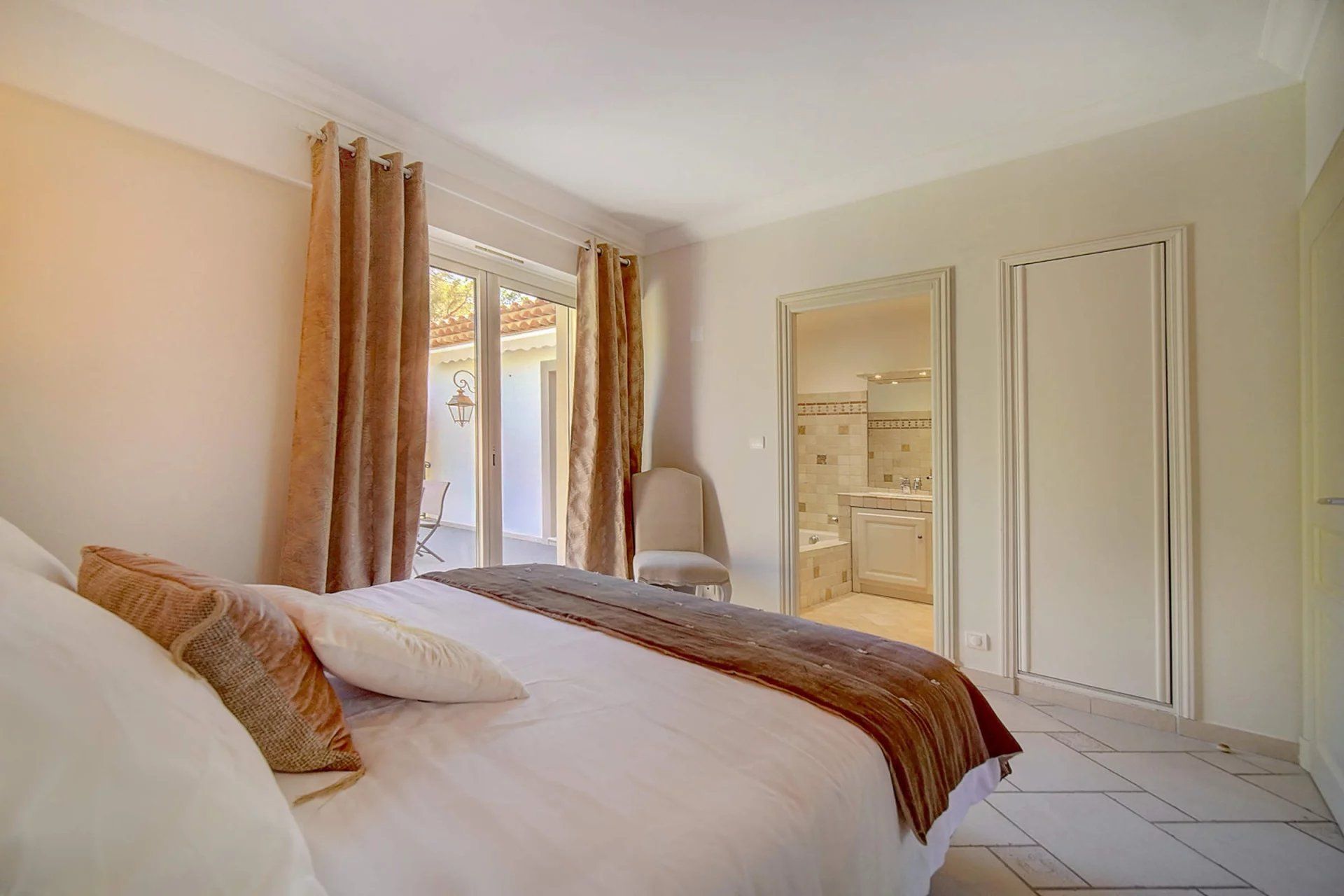 Haus im Mougins, Alpes-Maritimes 11122681