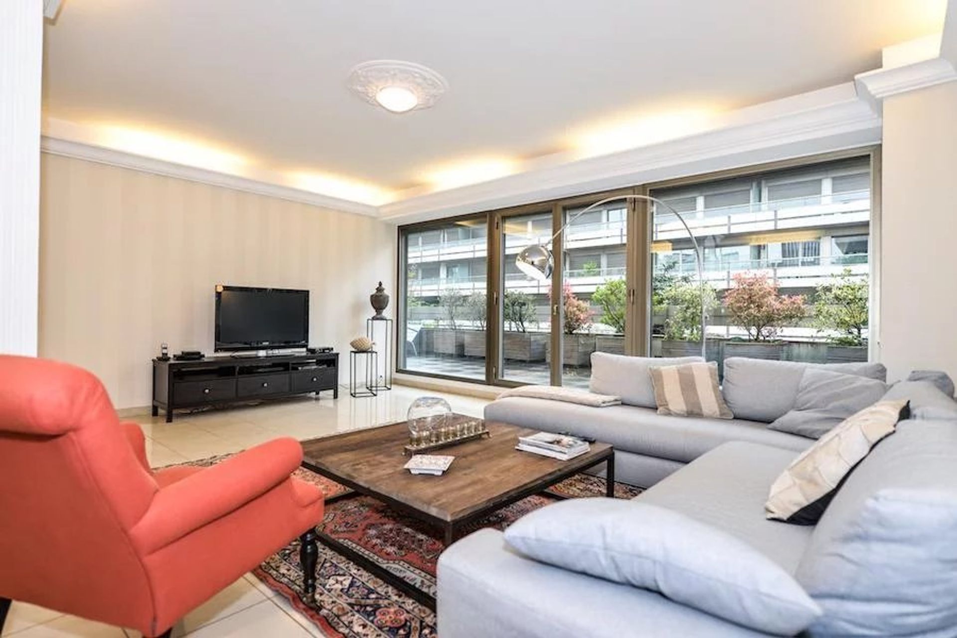 Condominium in Levallois-Perret, Ile-de-France 11123063