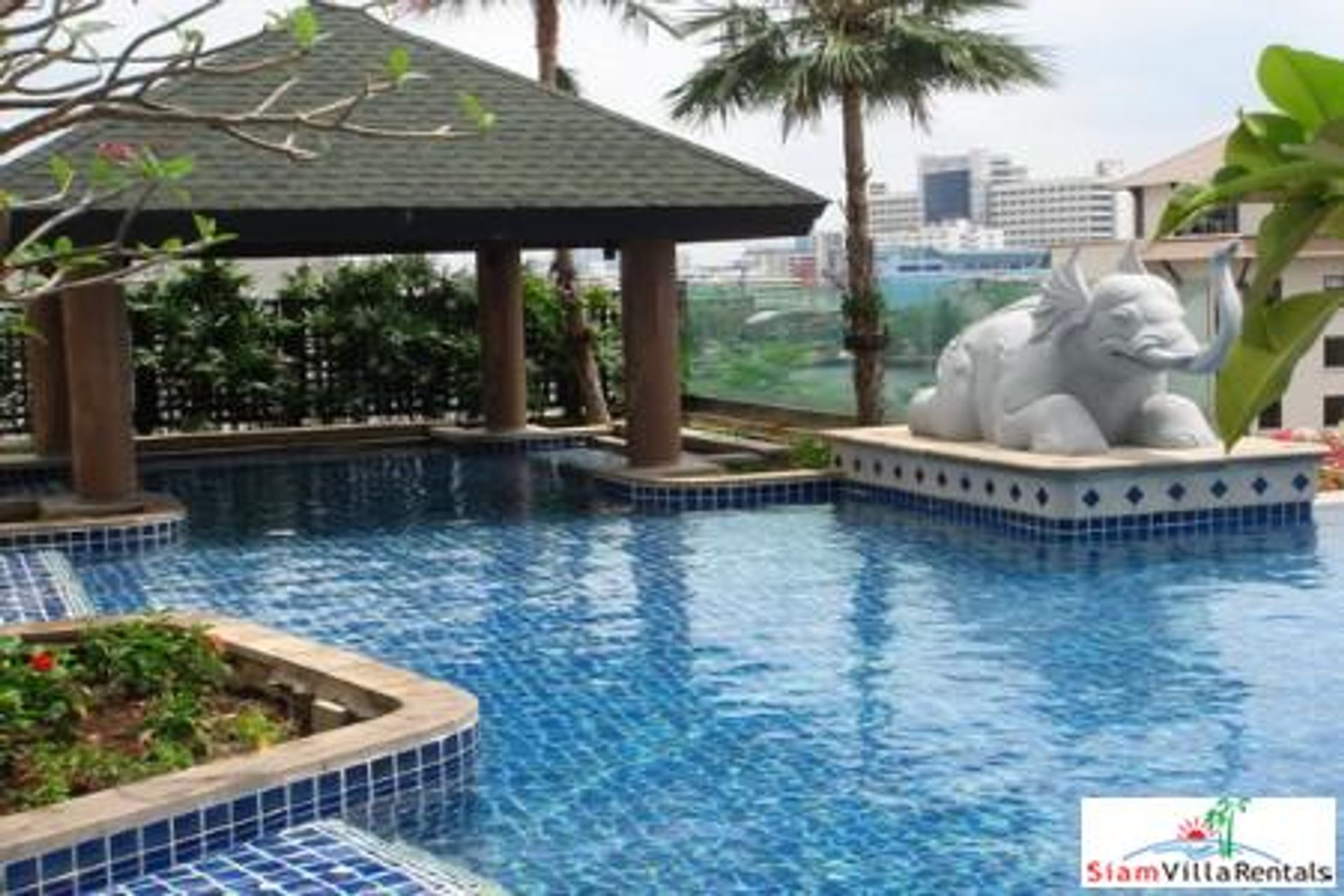 Condominium in Thon Buri, Krung Thep Maha Nakhon 11124687