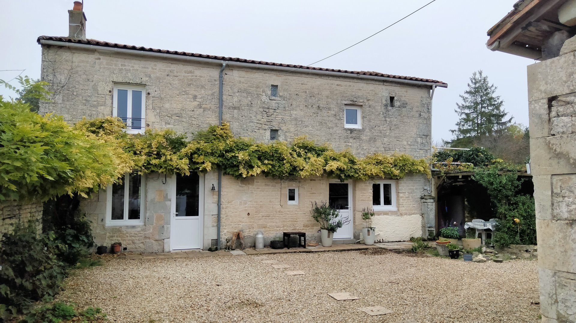 Hus i Ruffec, Nouvelle-Aquitaine 11124934