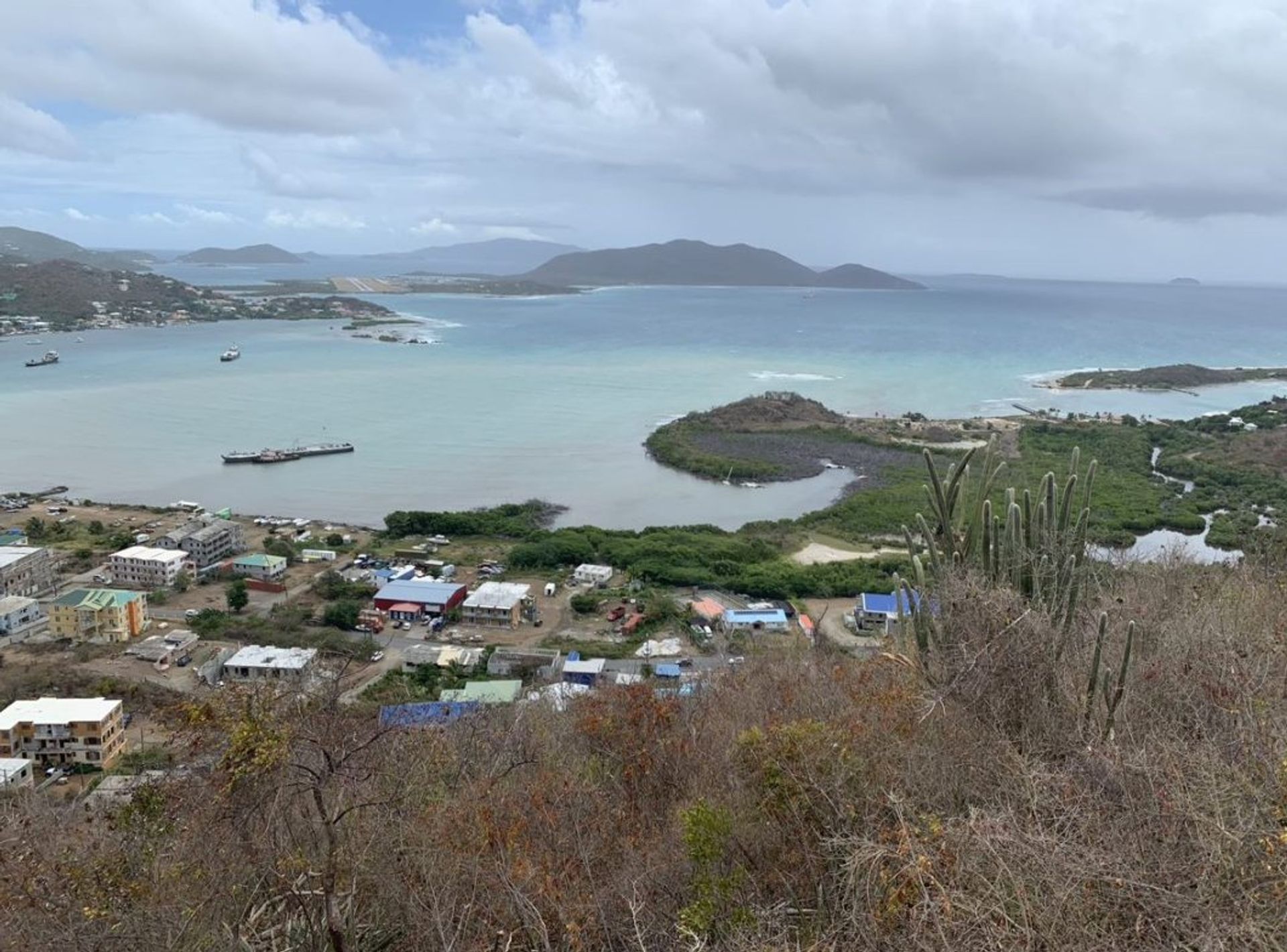 Tierra en bahía de coral, Islas Virgenes 11125440