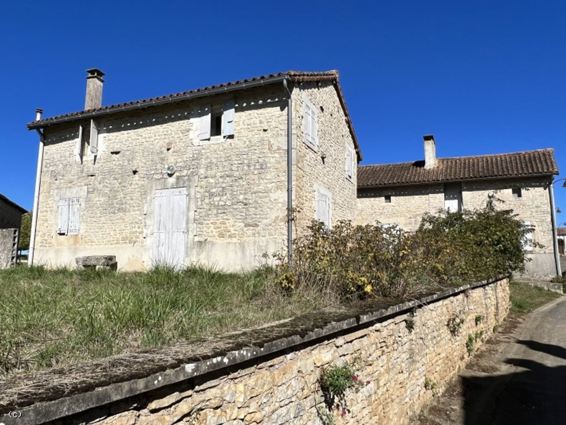 rumah dalam Ruffec, Nouvelle-Aquitaine 11127059