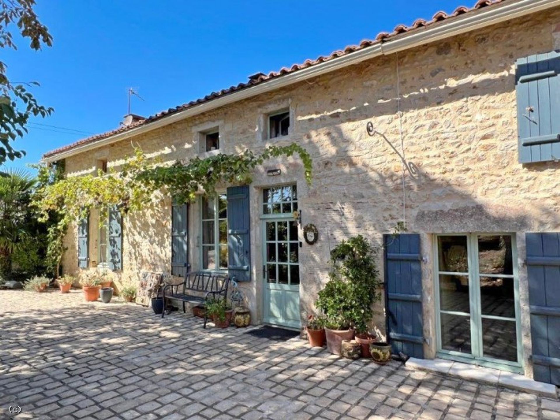 Hus i Nanteuil-en-Vallee, Nouvelle-Aquitaine 11128679