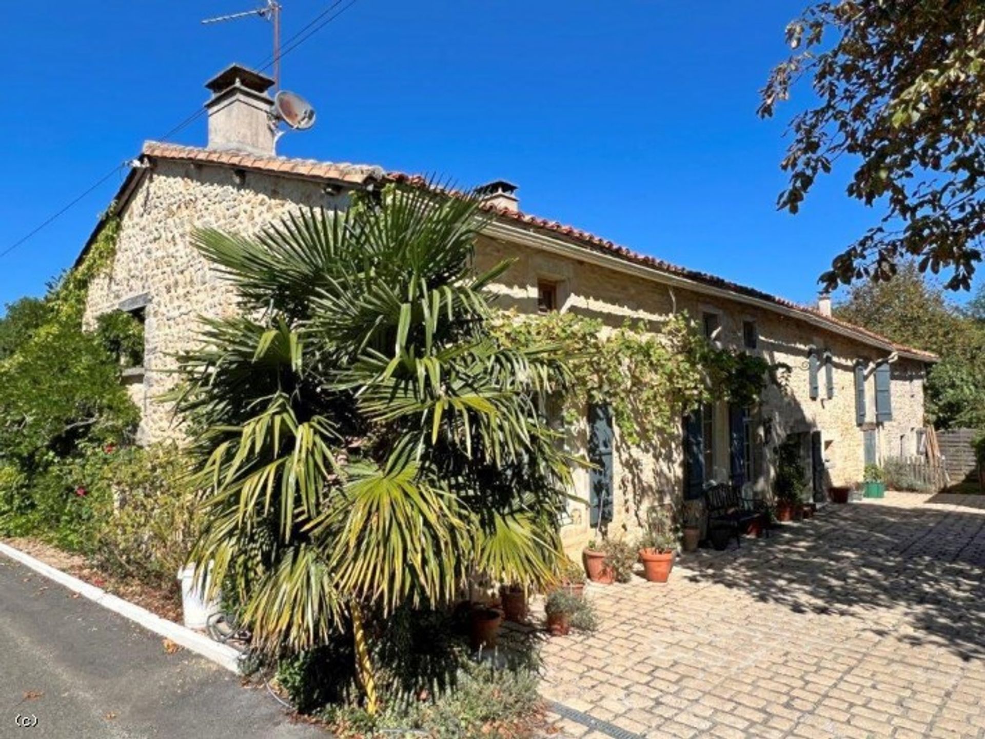 Hus i Nanteuil-en-Vallee, Nouvelle-Aquitaine 11128679