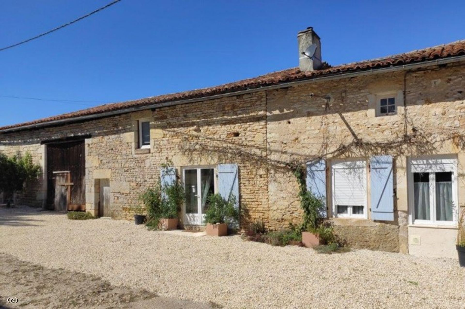 House in Champagne-Mouton, Nouvelle-Aquitaine 11128889