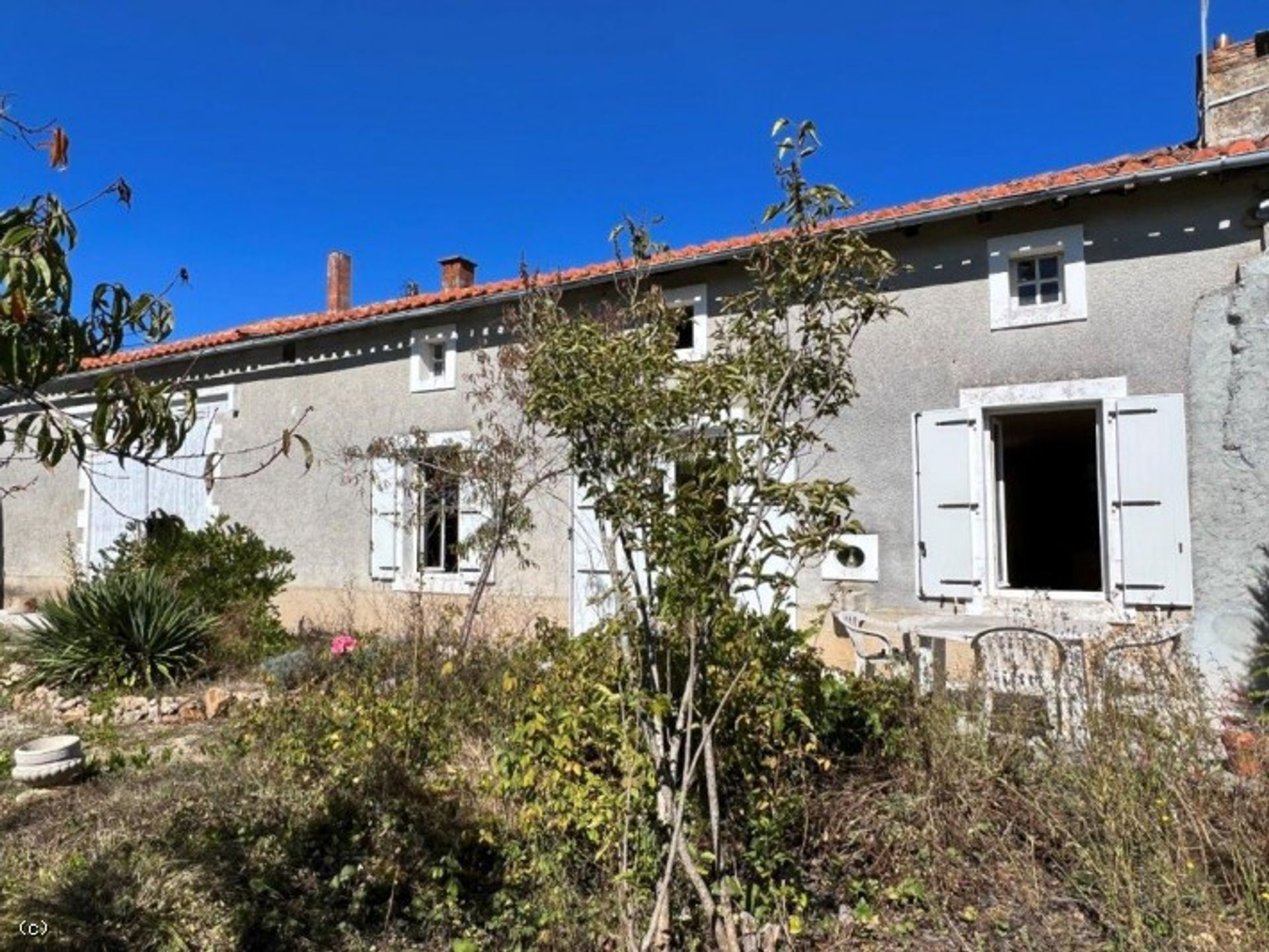 Rumah di Nanteuil-en-Vallée, Nouvelle-Aquitaine 11128894