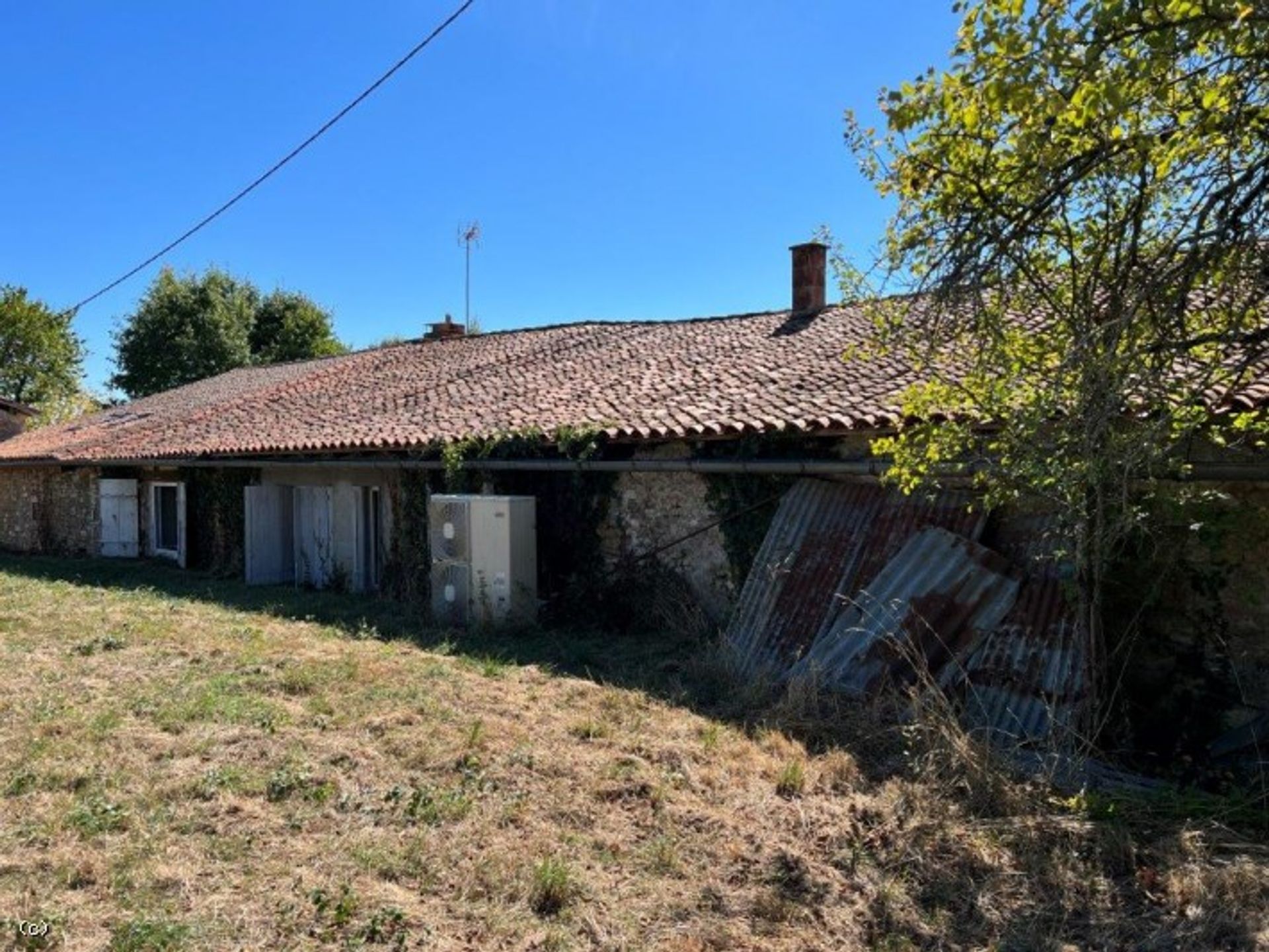 Rumah di Nanteuil-en-Vallée, Nouvelle-Aquitaine 11128894