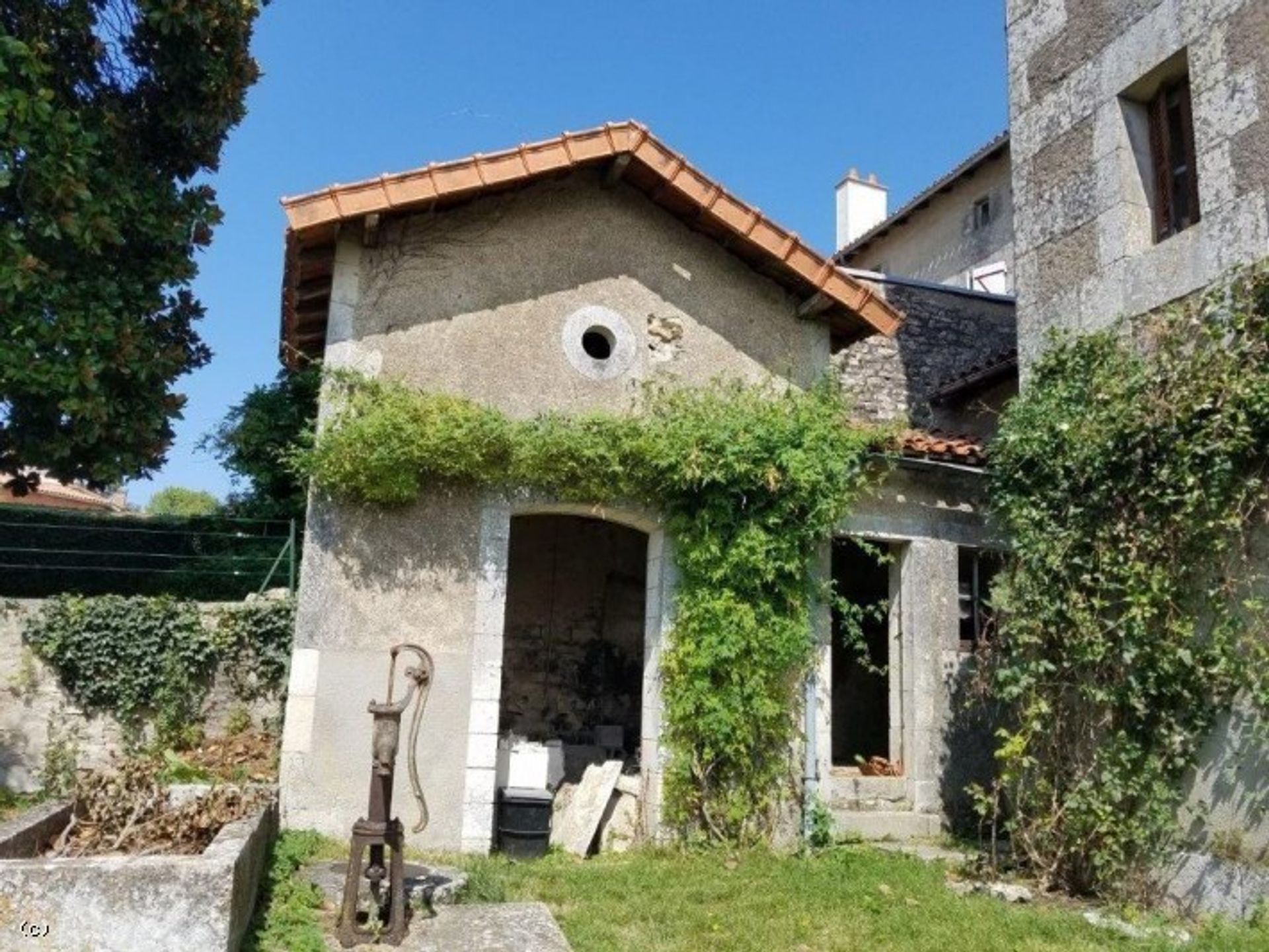 House in Charroux, Nouvelle-Aquitaine 11131146