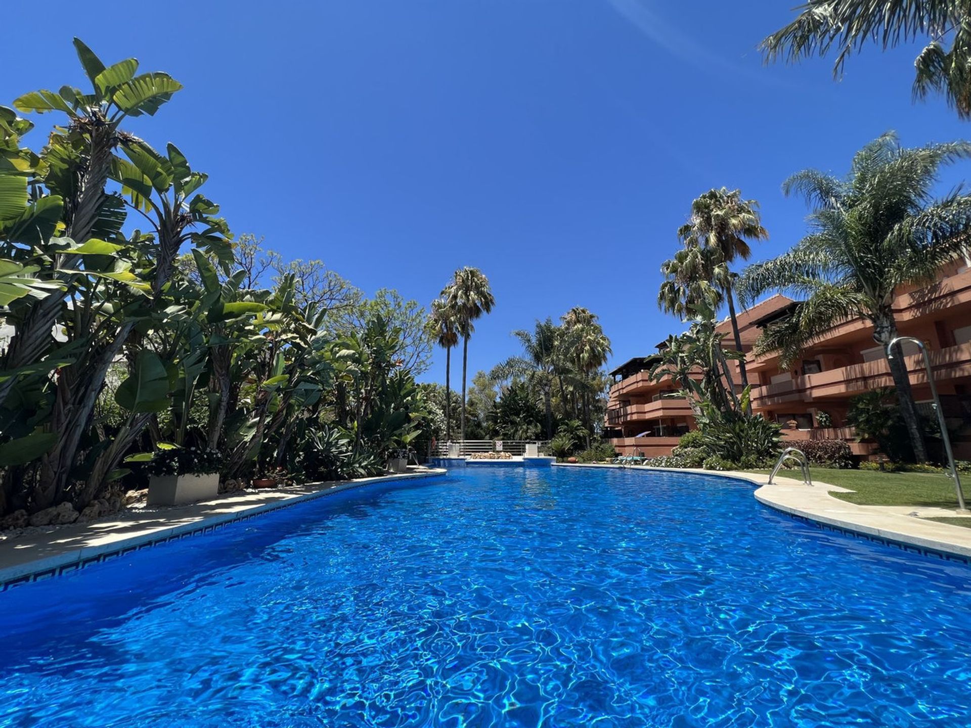 Condominium in Marbella, Andalucía 11131733