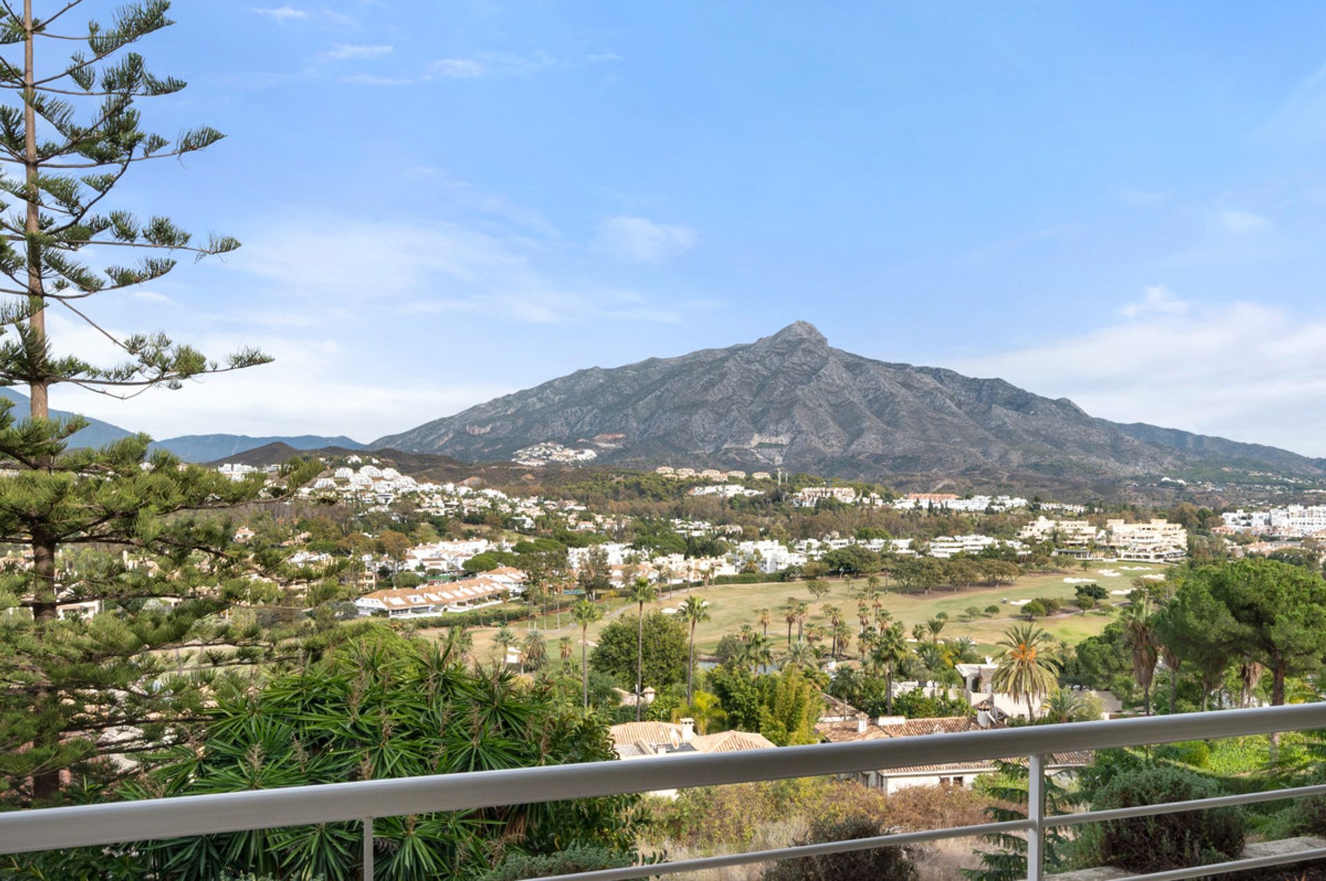 Condominium in Marbella, Andalucía 11133425