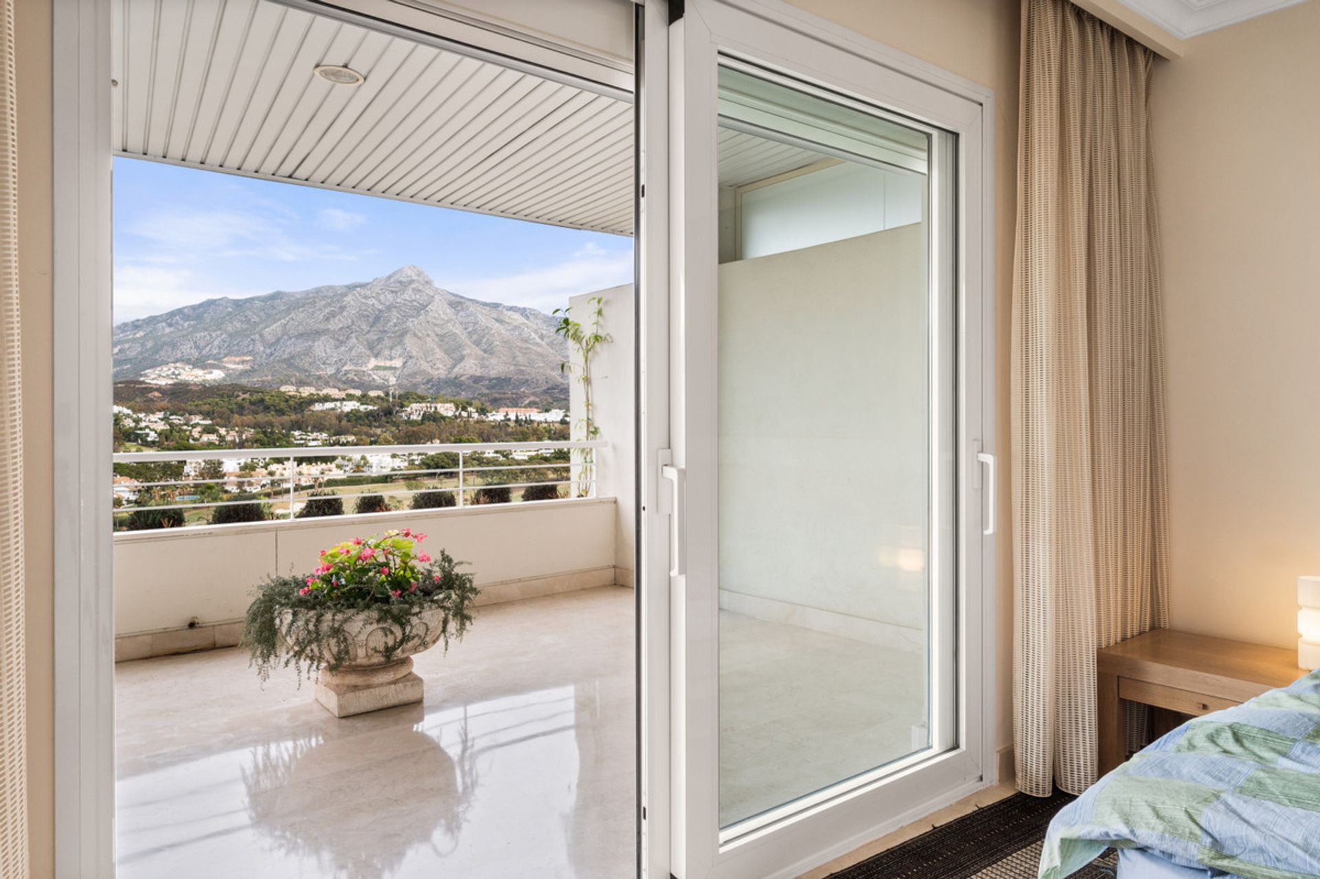 Condominium in Marbella, Andalucía 11133425