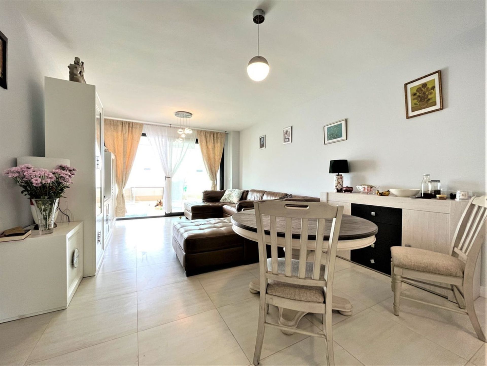 Condominium in Estepona, Andalucía 11134685