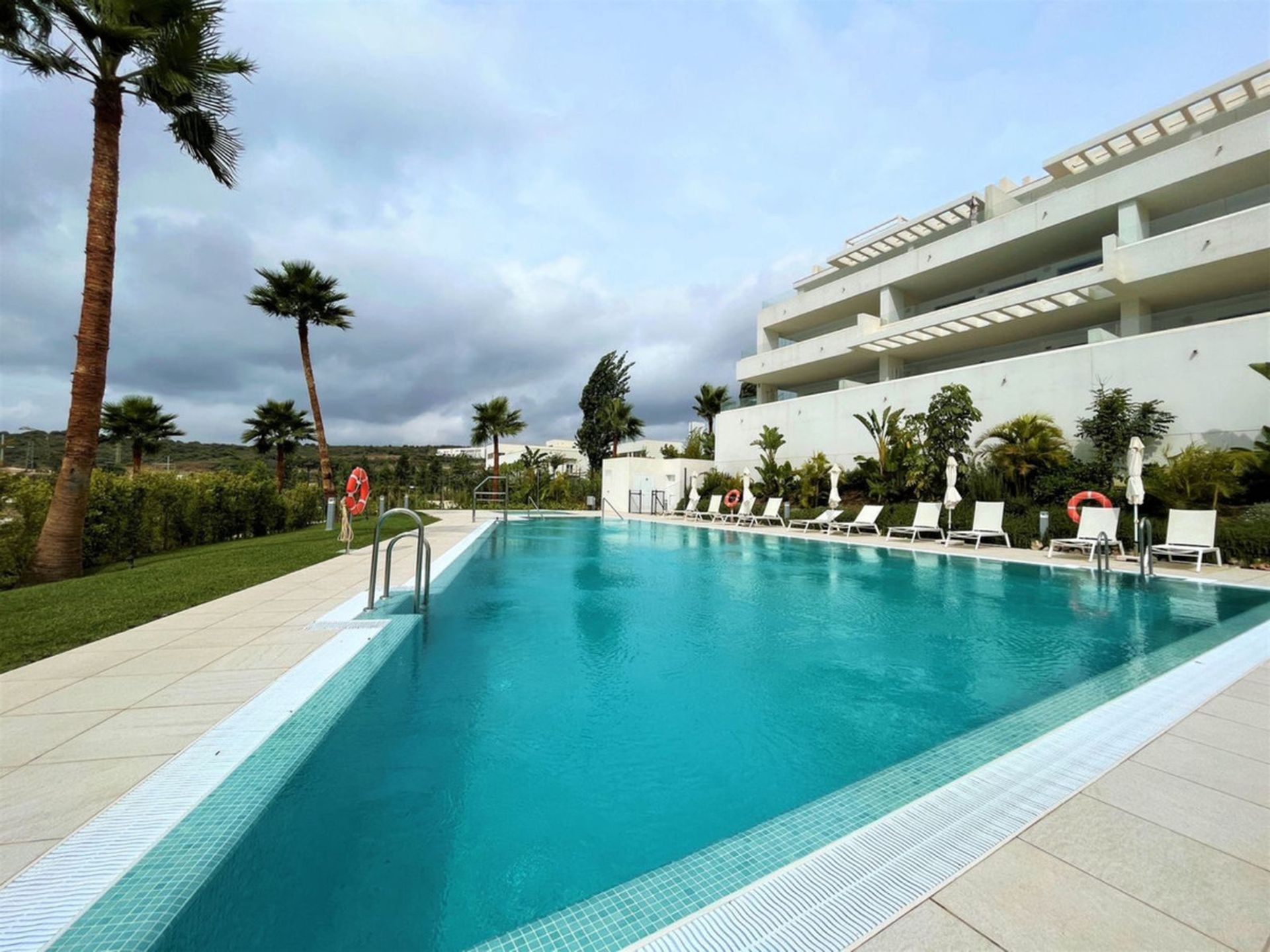 Condominium in Estepona, Andalucía 11134685