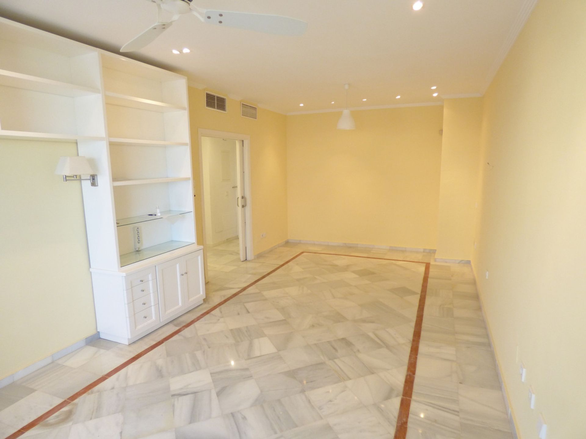 Condominium in Fuengirola, Andalucía 11135066