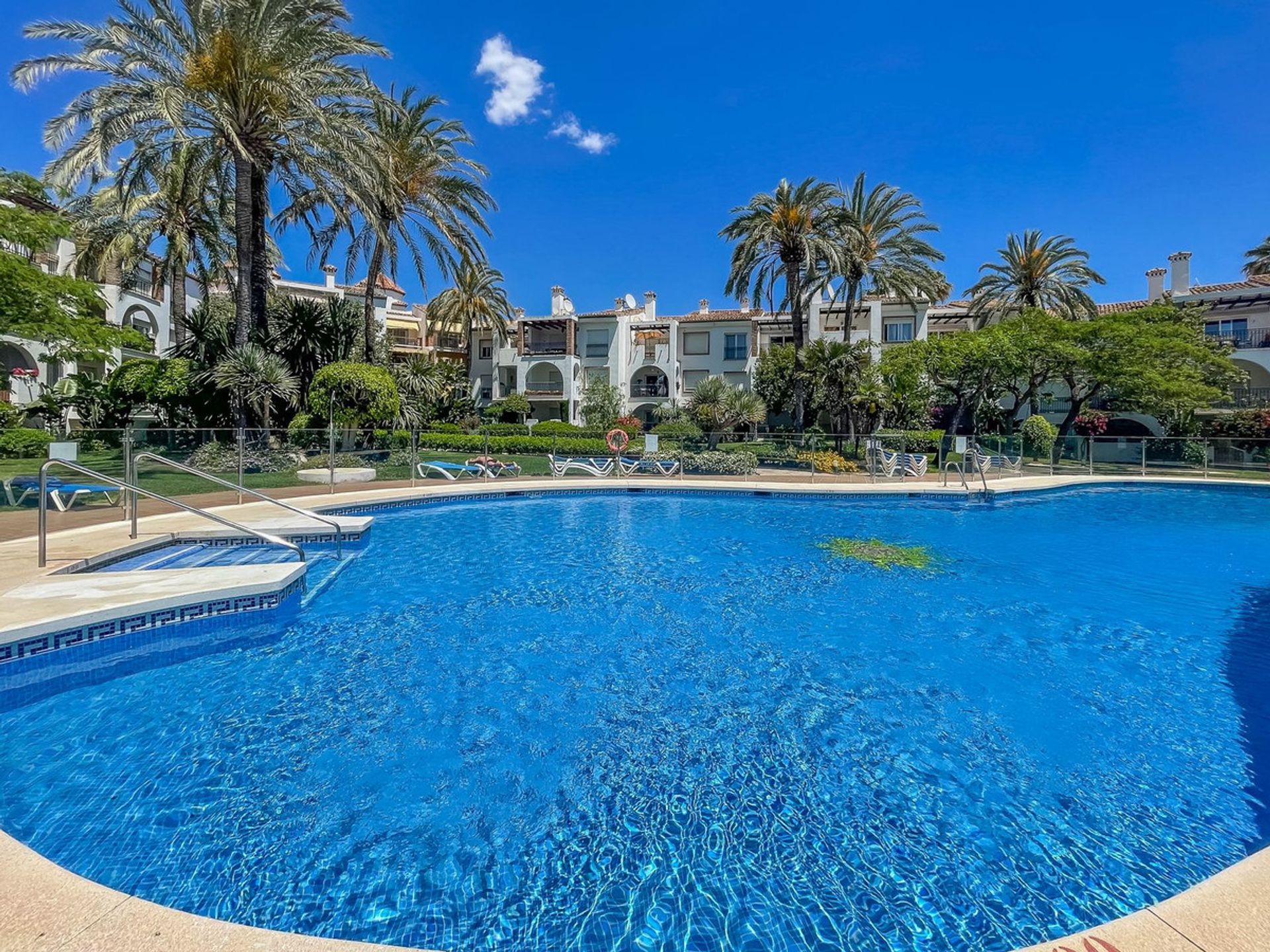 Condominium in Marbella, Andalucía 11136492